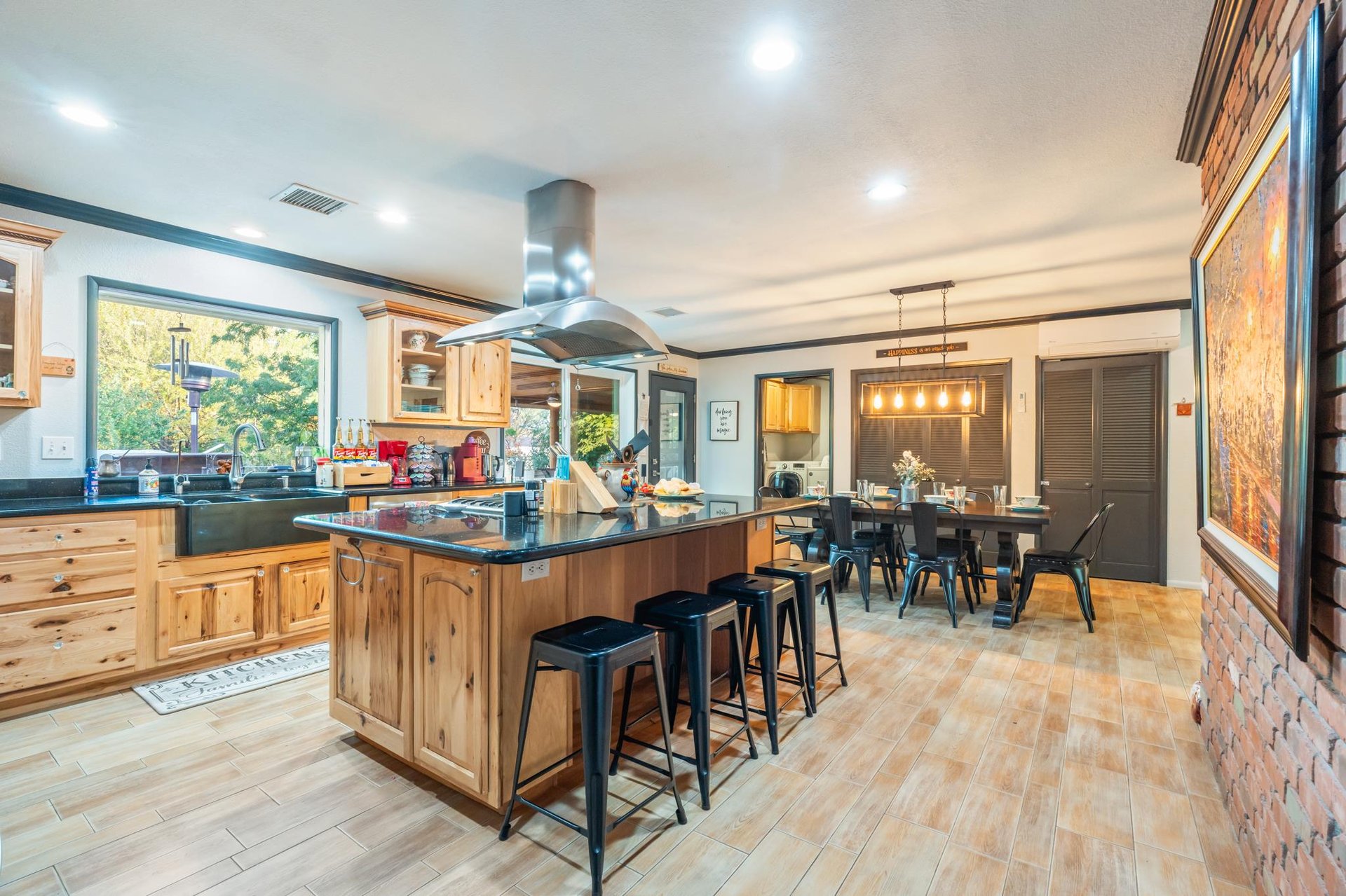 Gorgeous Fully Stocked Kitchen