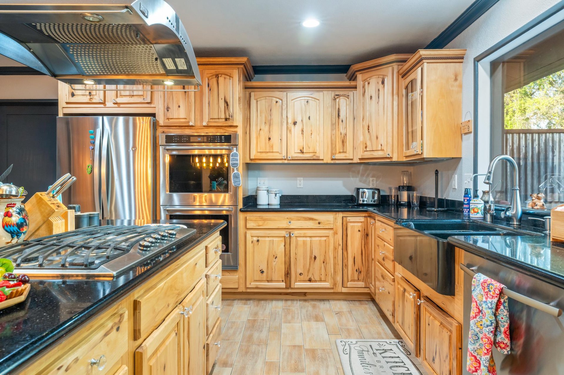 Gas Stove And Double Oven Perfect For Holiday Cooking