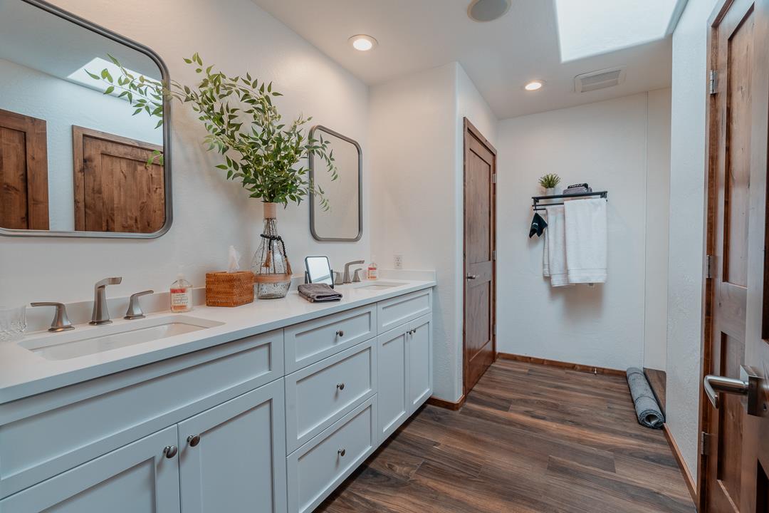 Master En Suite. Double Vanity