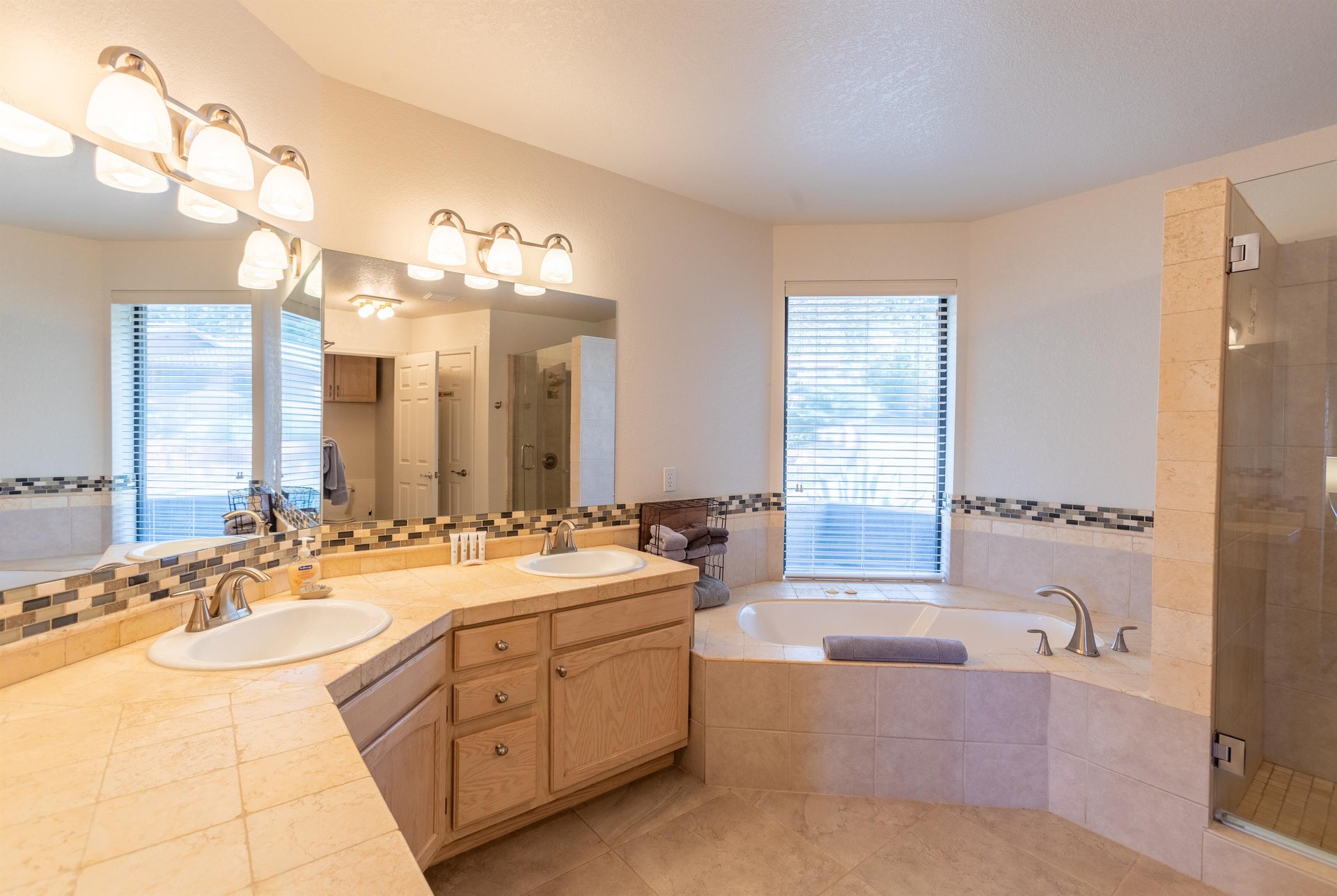 Master En Suite With Garden Tub