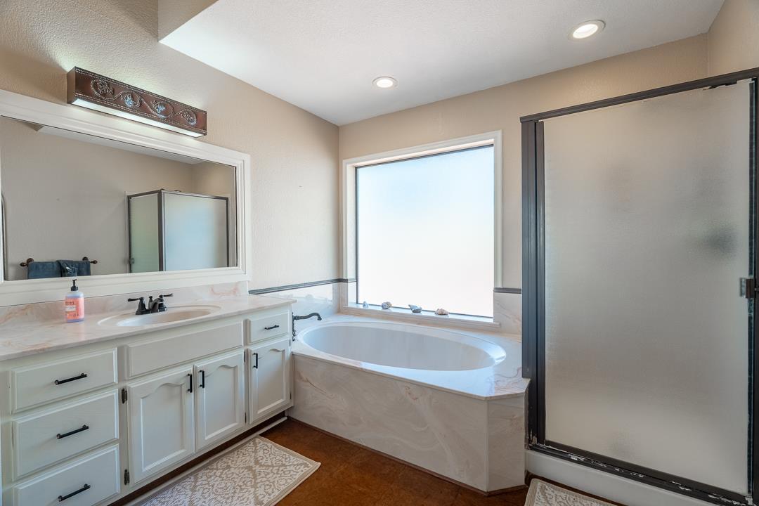 Master En Suite With Garden Tub and Seperate Shower