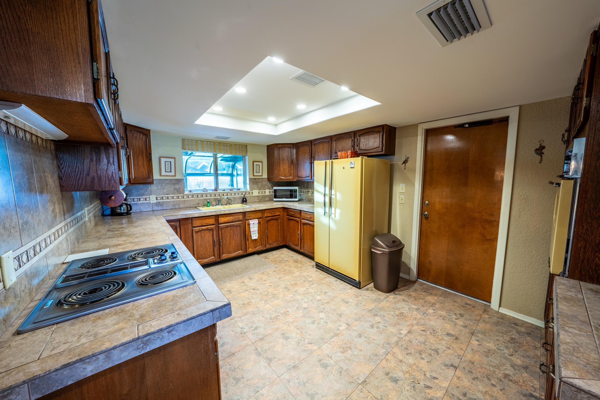 Charming Vintage Kitchen. The Fridge Has An Ice Maker And Water Dispenser.They Dont Make This Quality Of Fridge Anymore
