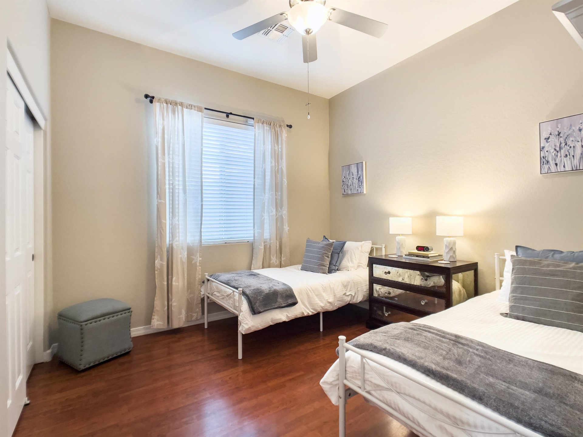 Second bedroom with two twin beds