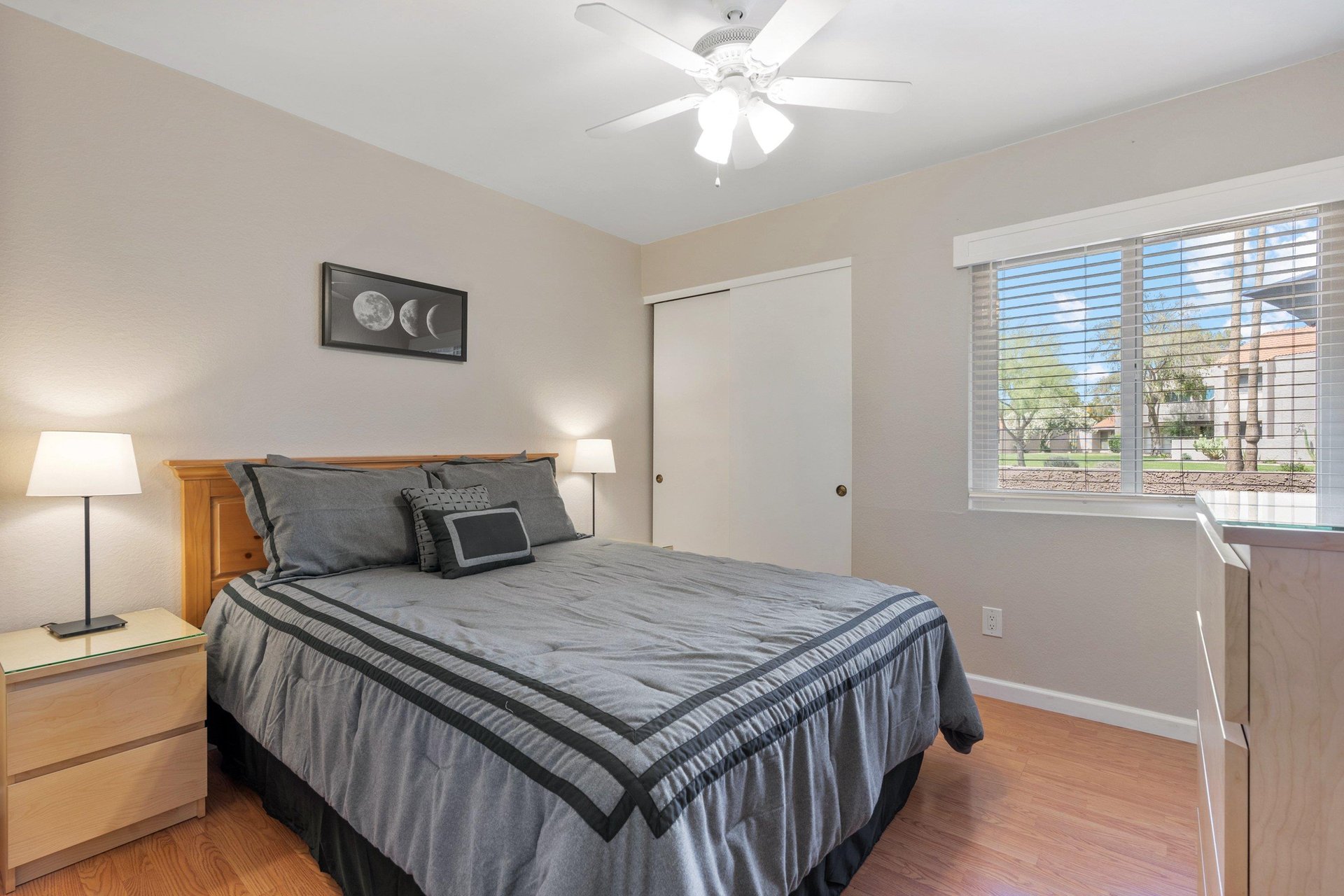 Guest bedroom equipped with a queen sized bed