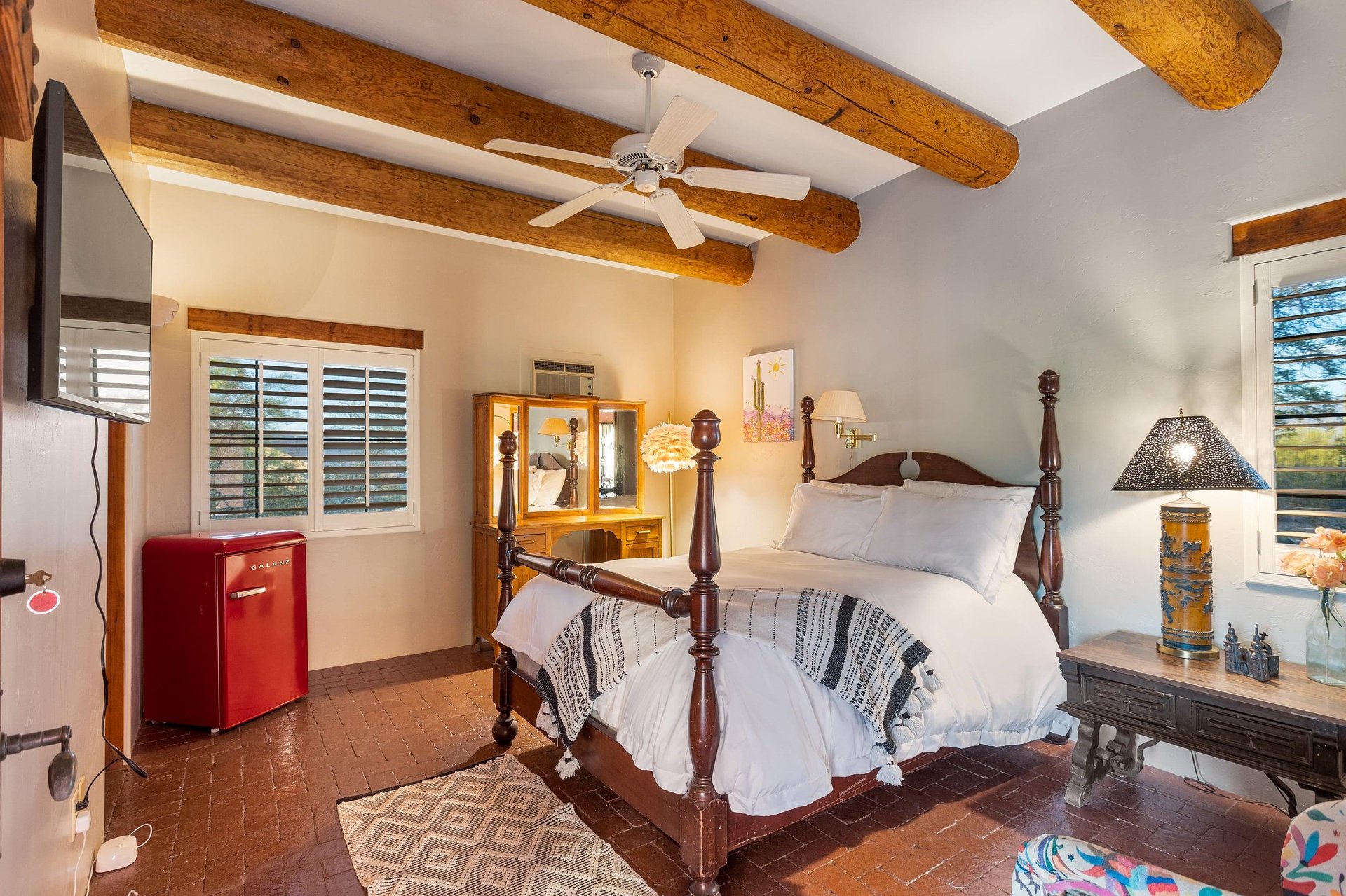 Private Casita with full bed. En suite full bath.