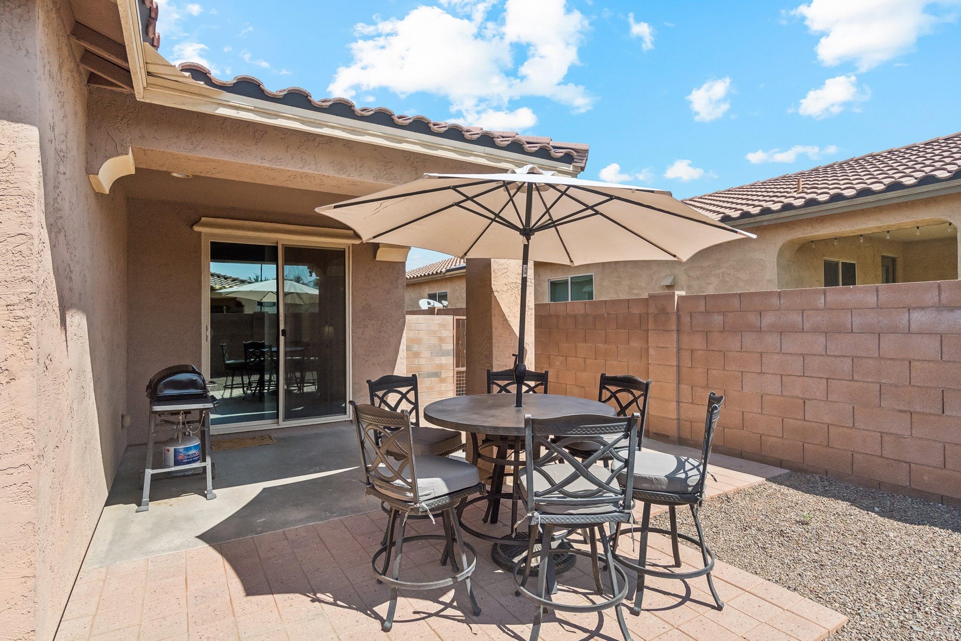 Outdoor dining for 6