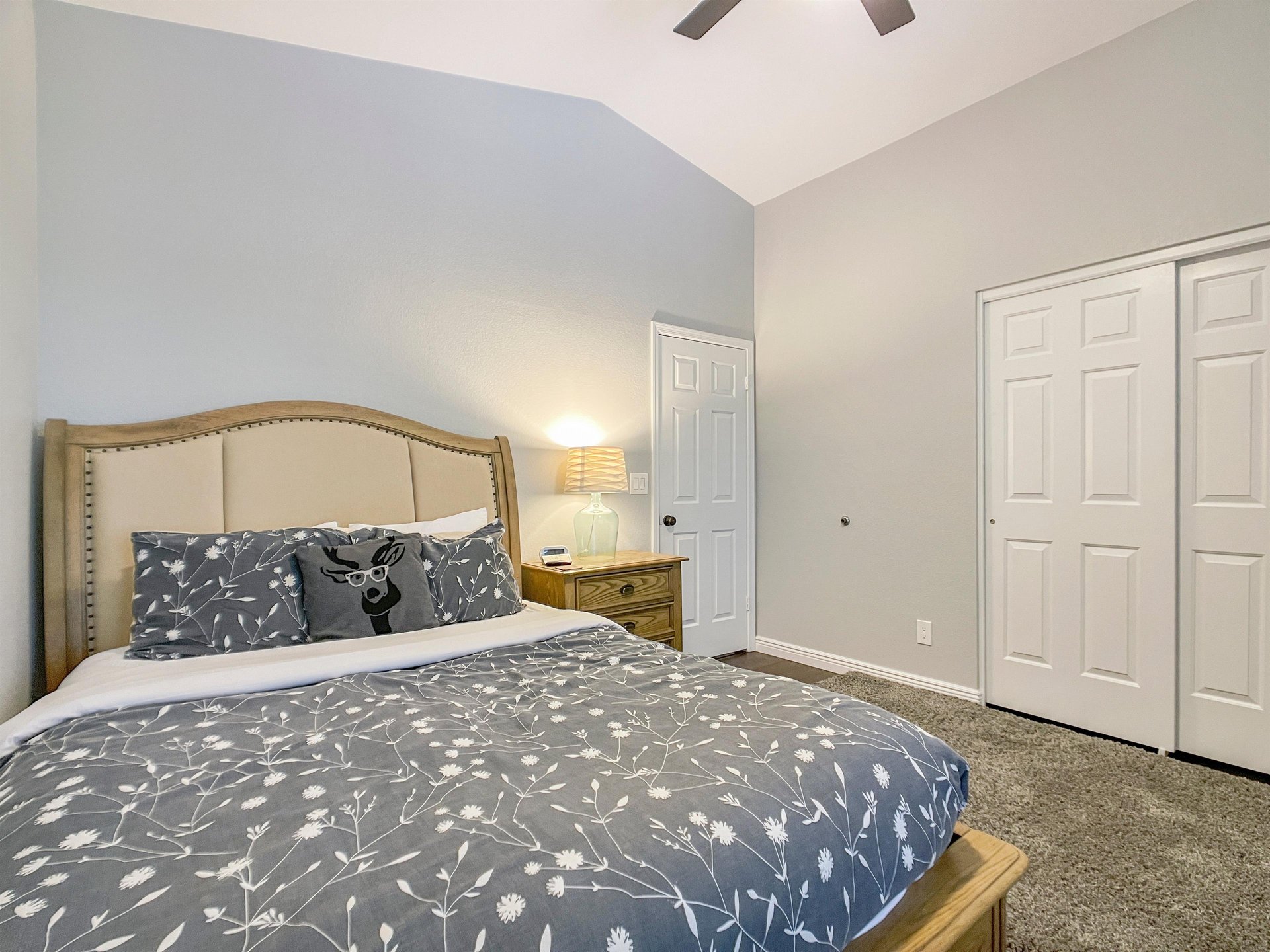 Sleep well in this cozy room