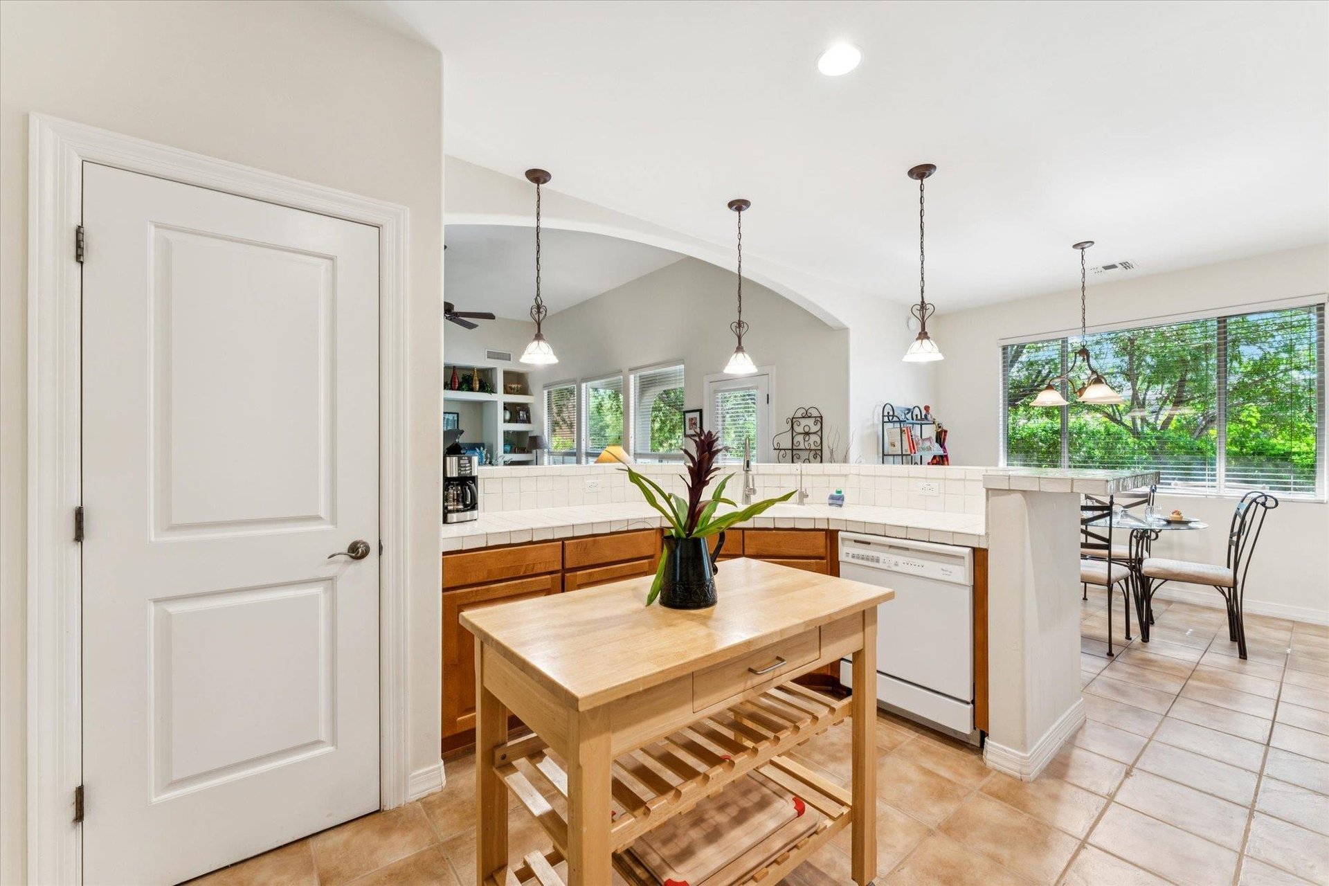 A large kitchen thats perfect for entertaining, cooking and meal prepping
