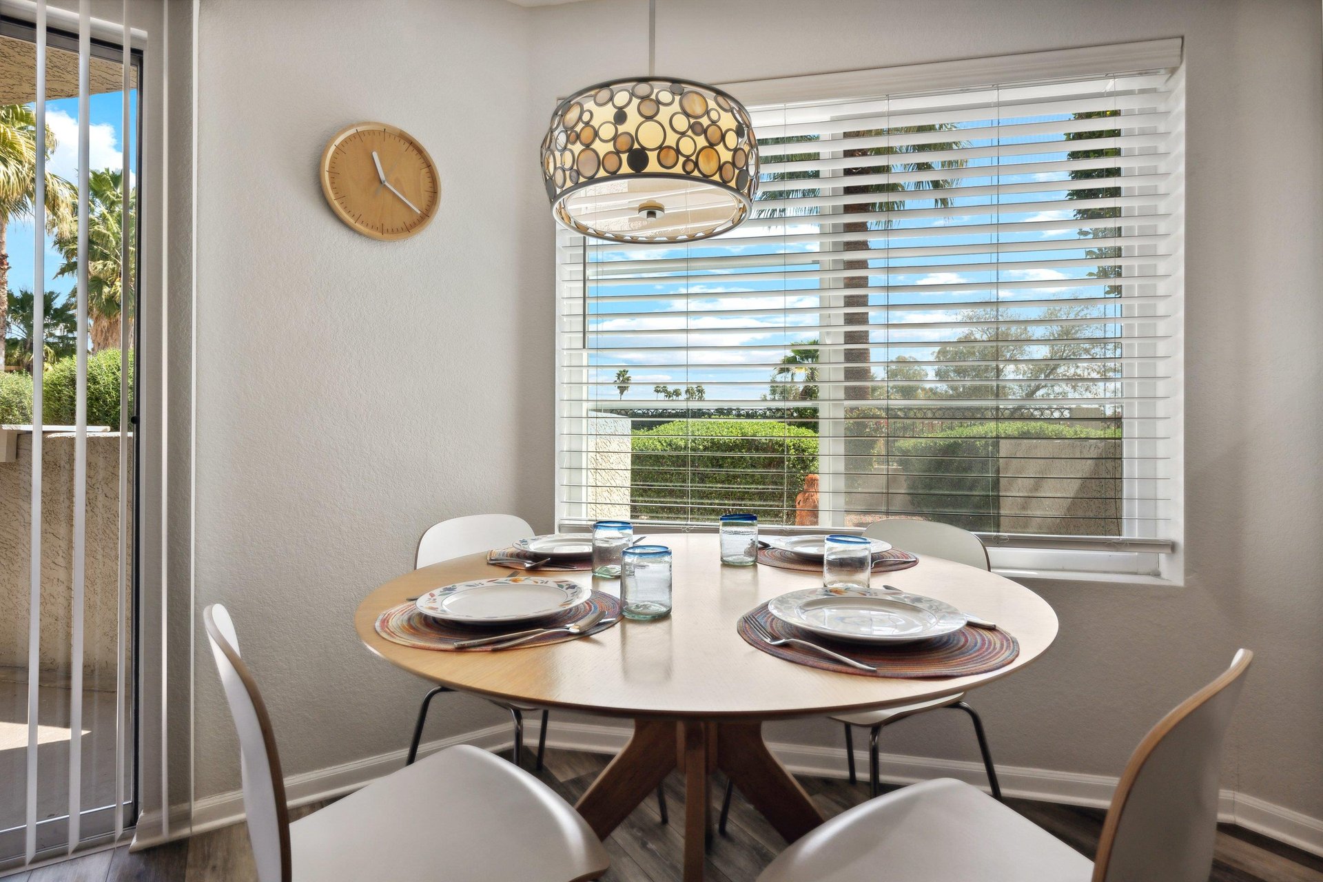 Dining table for 4 with fantastic views.