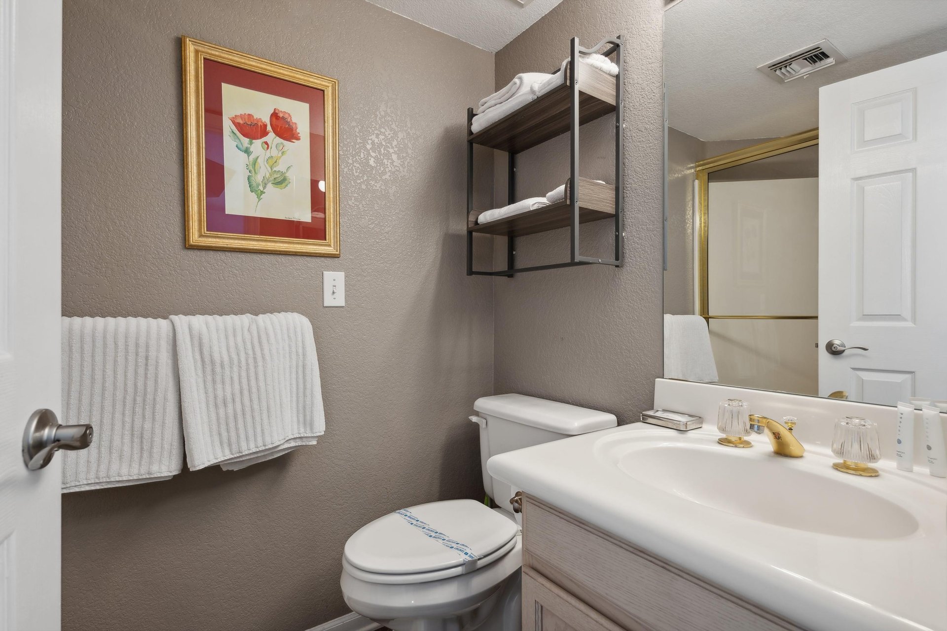 Guest bedroom en suite. Perfect for couples.