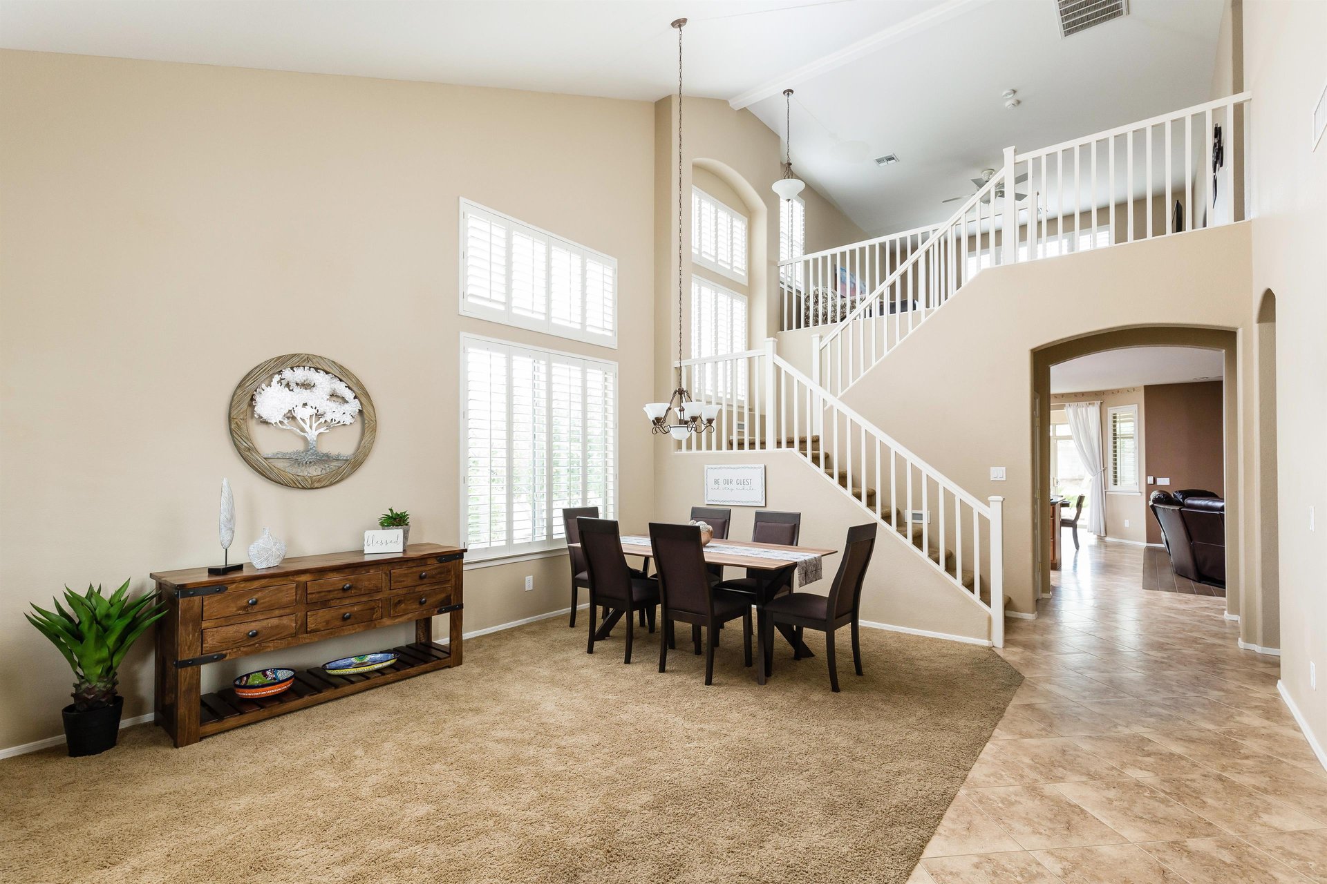 Vaulted ceilings, 6 chair dining, great spot to unwind.