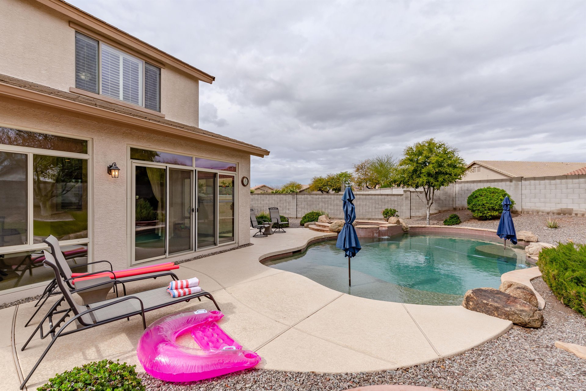 Heated Salt Water Pool  Hot Tub. Spacious Backyard