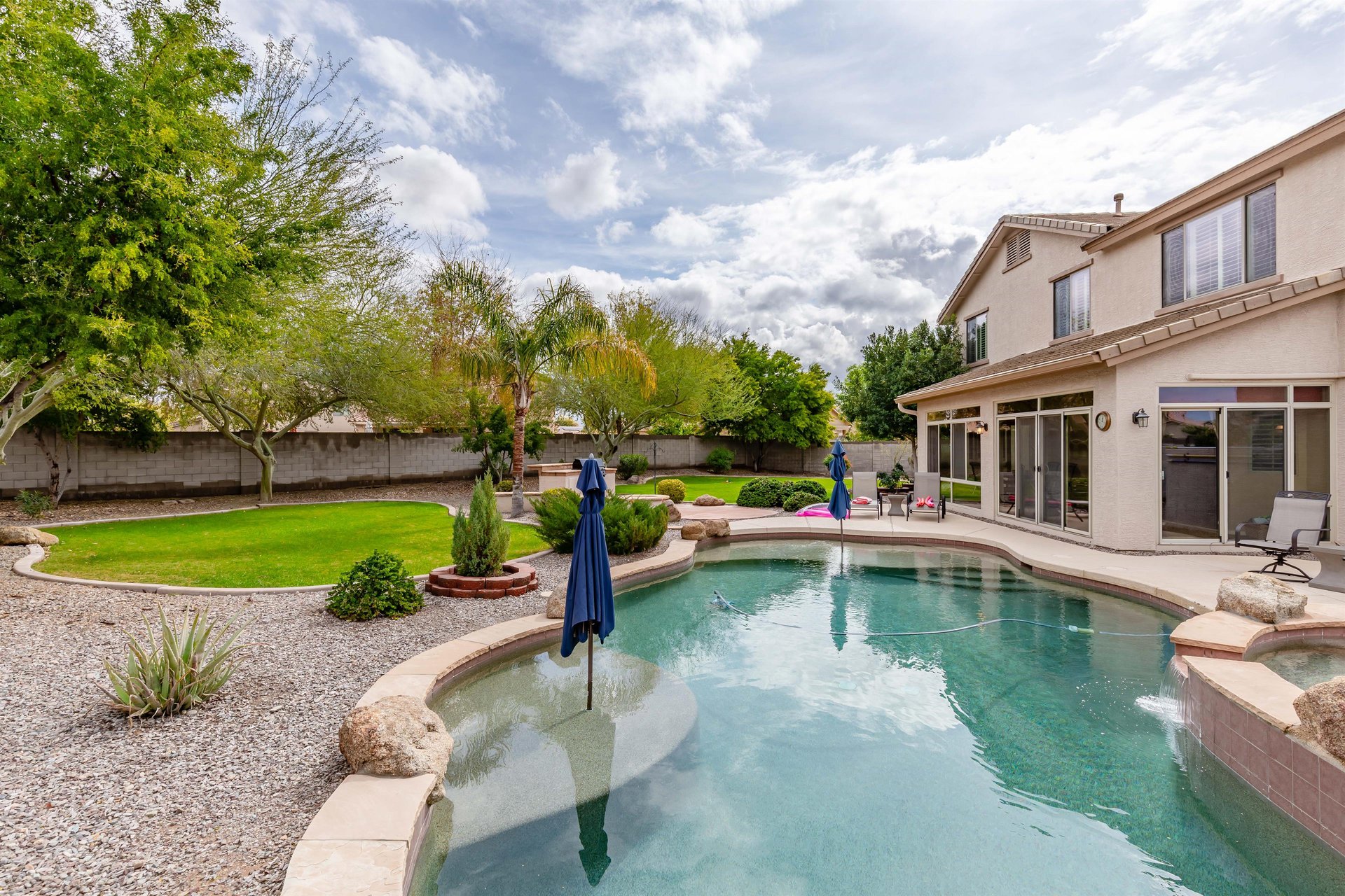 Heated Salt Water Pool  Hot Tub. Spacious Backyard