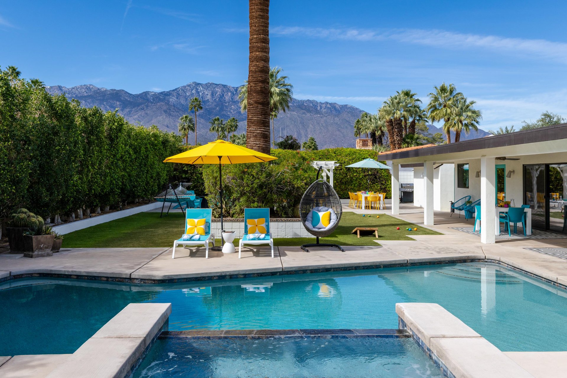 Integrated spa and pool