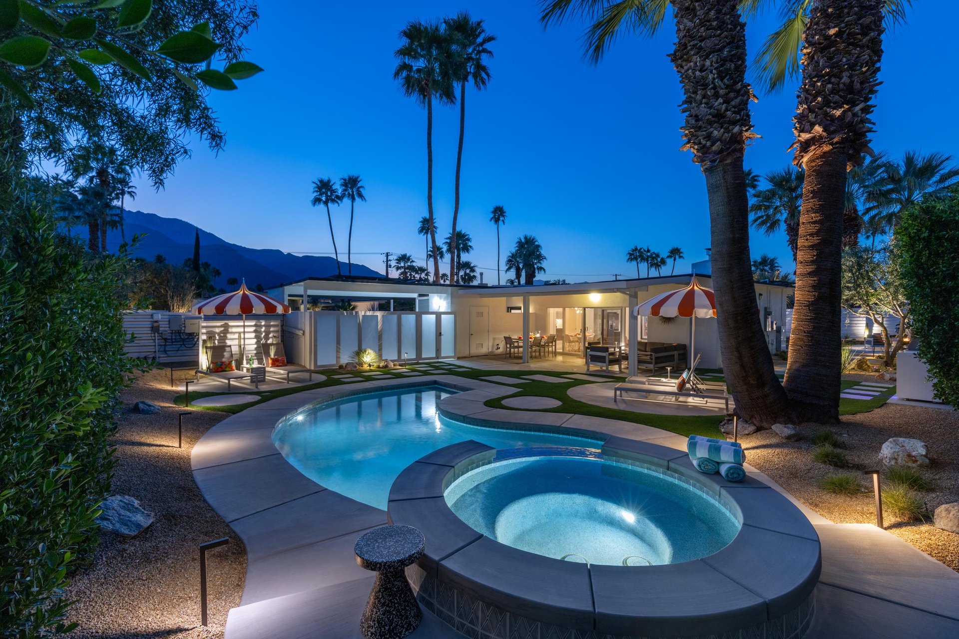 Integrated spa and pool