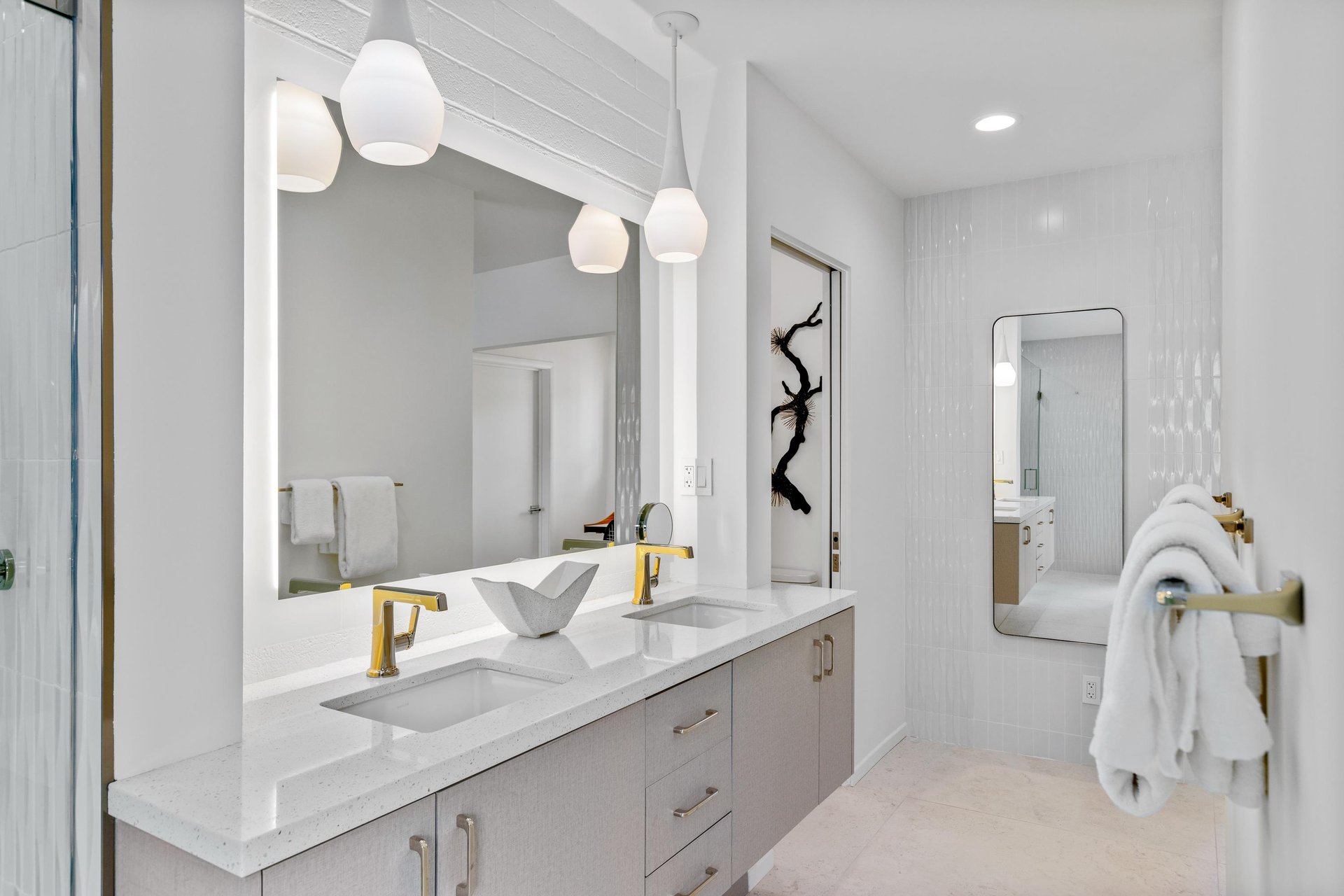 Primary en suite bathroom