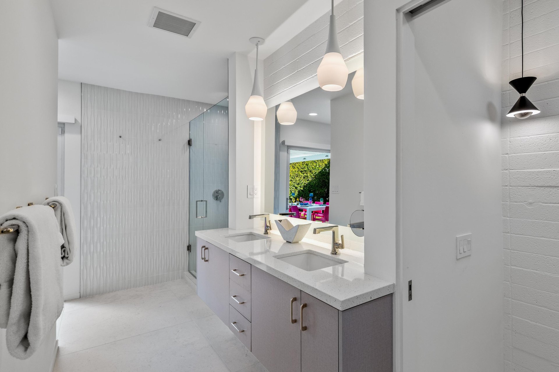 Primary en suite bathroom