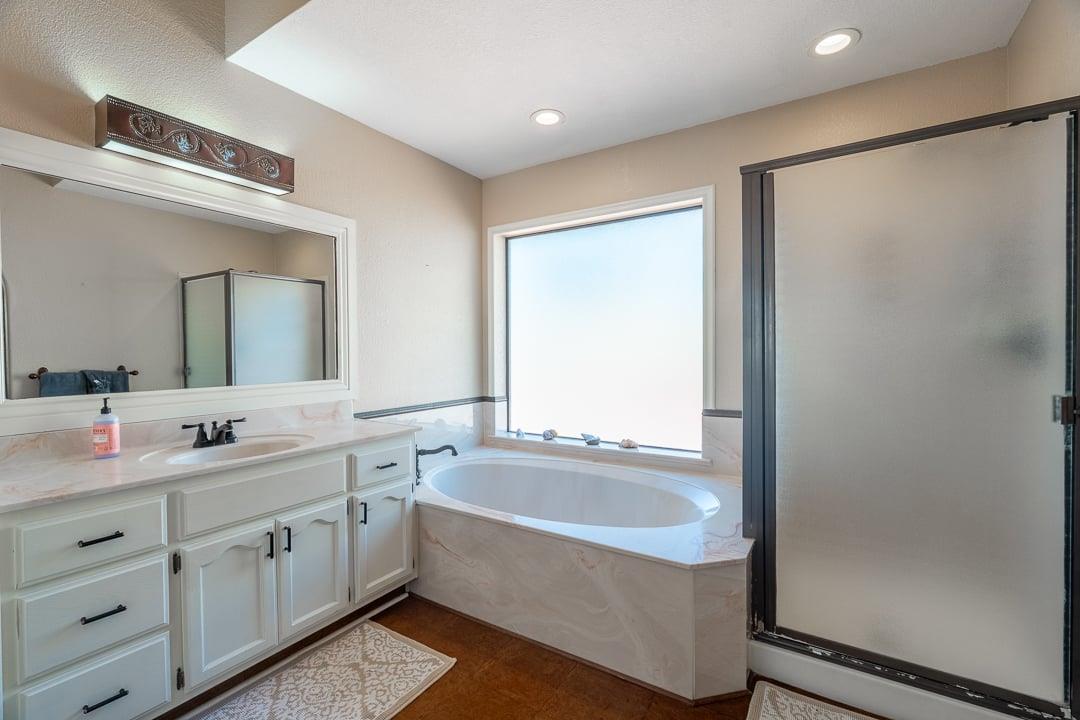 Master En Suite With Garden Tub and Seperate Shower