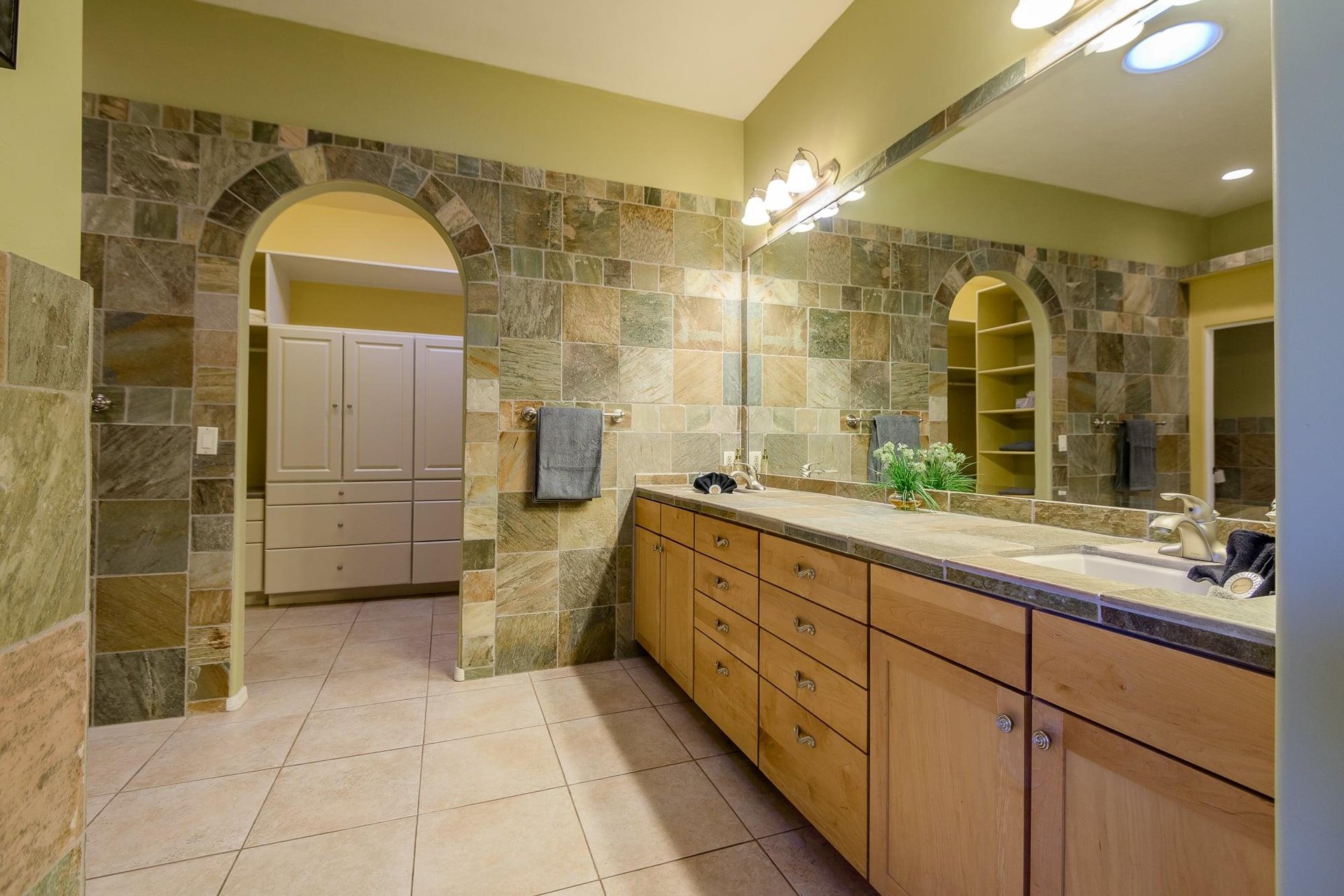 Massive Master En Suite