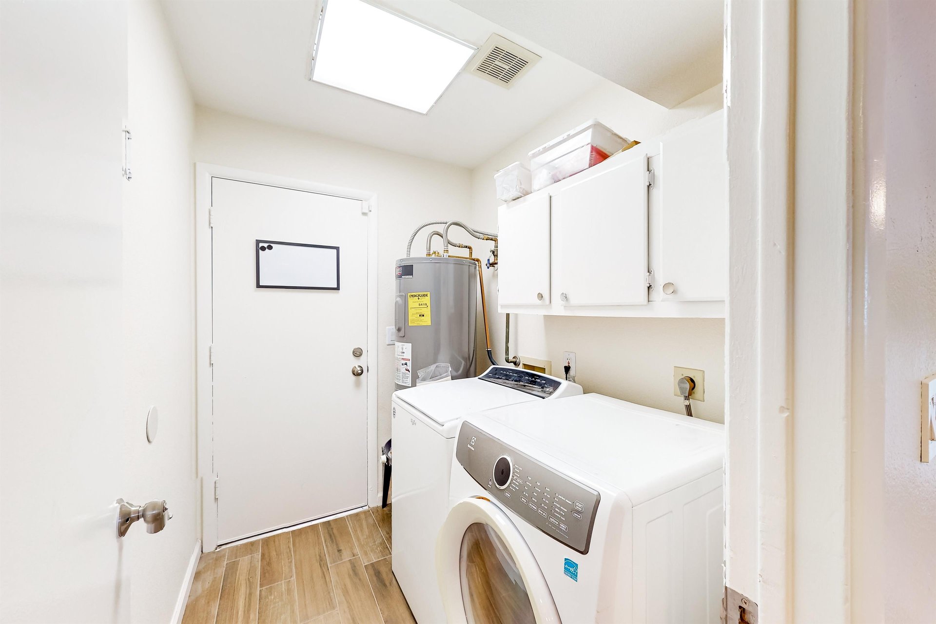 568495