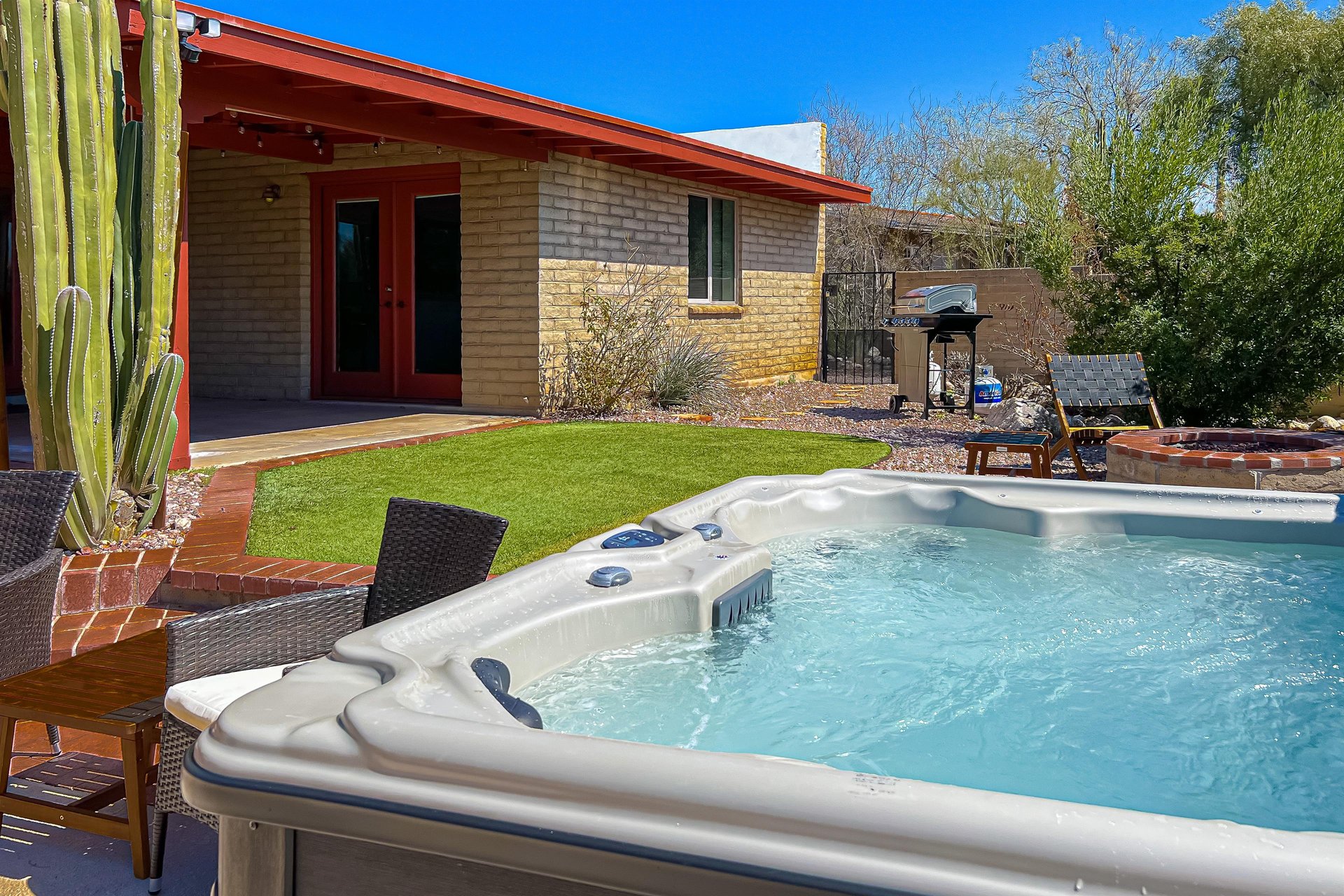569641