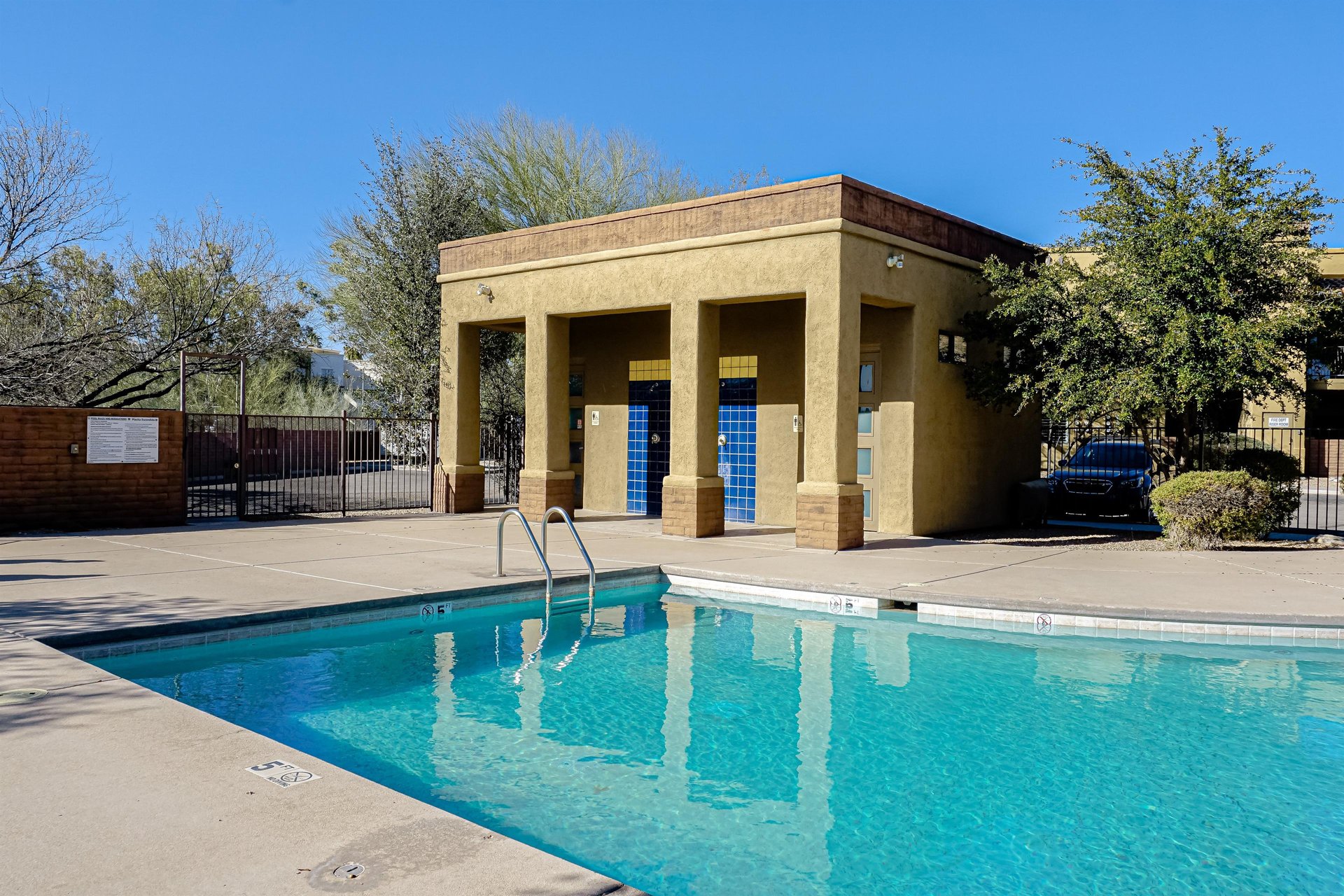 570821