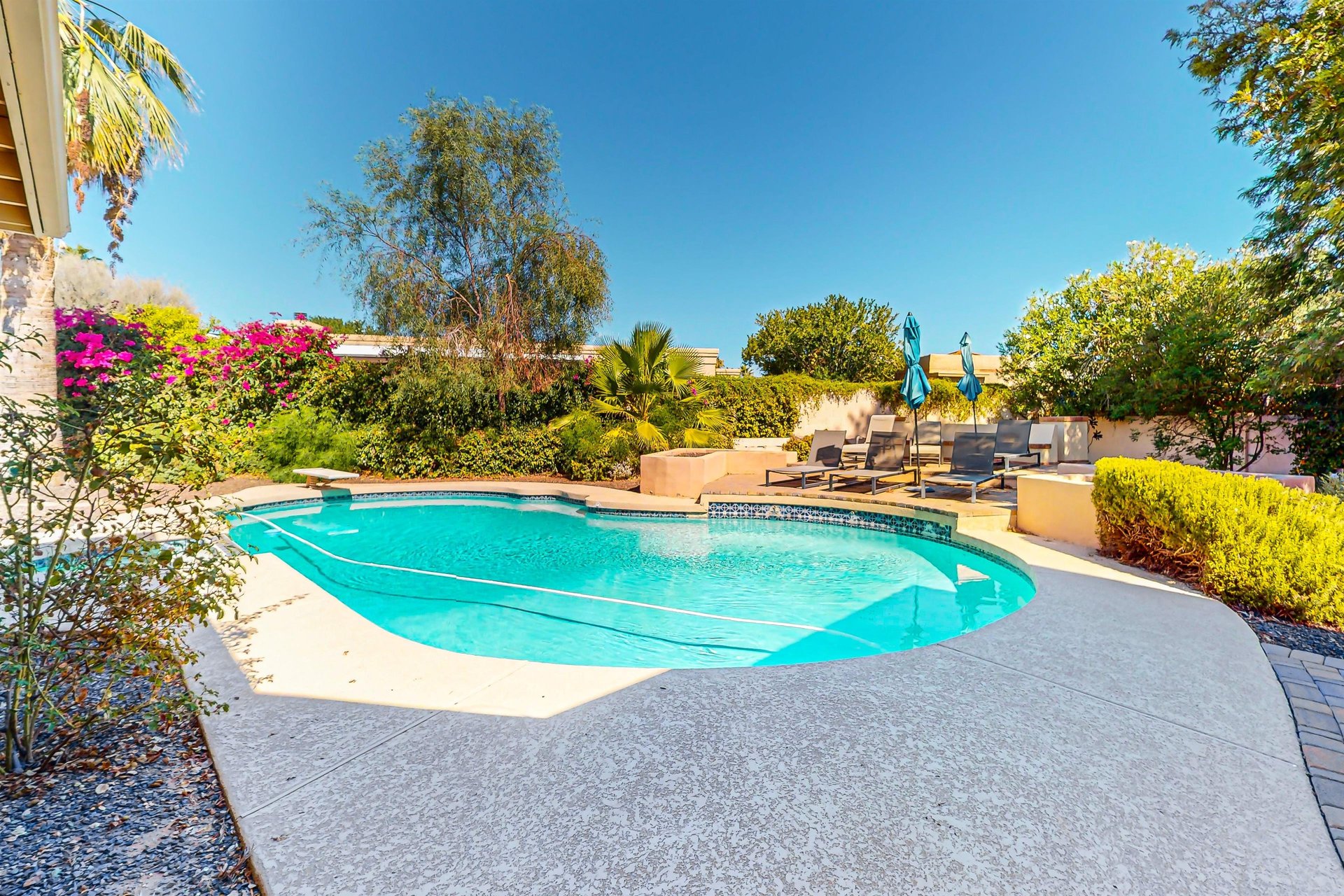 572776