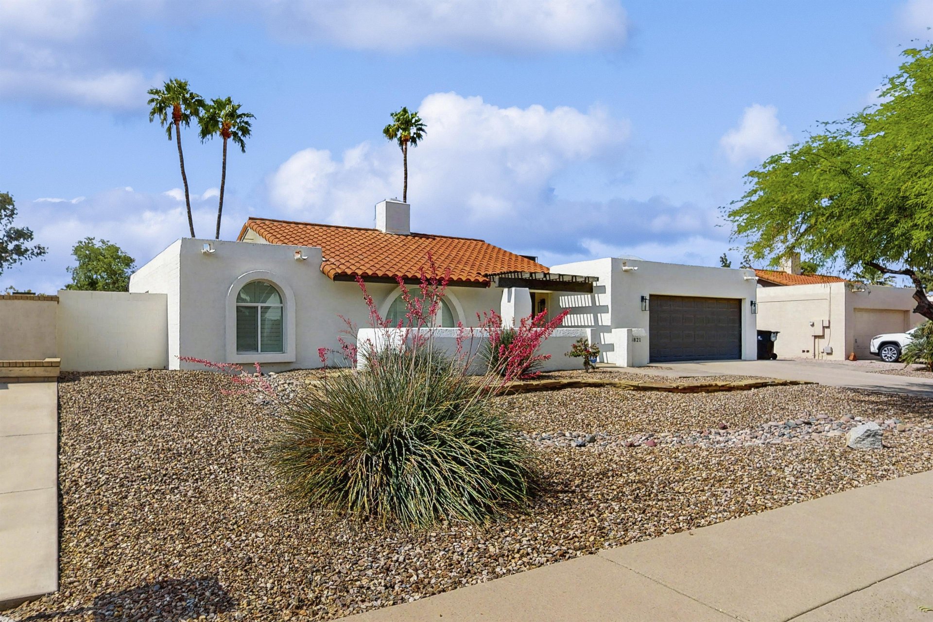 573128