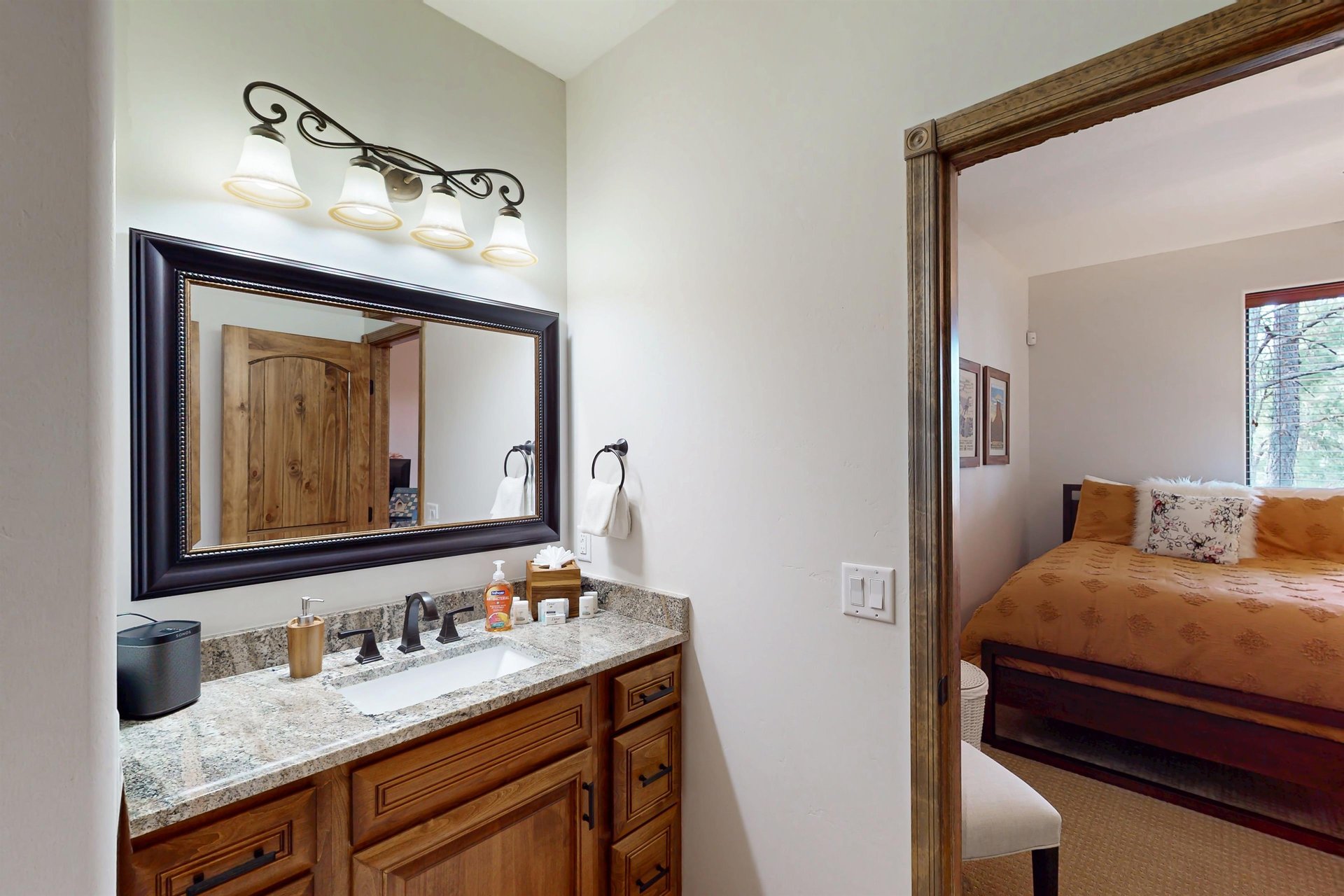 573558