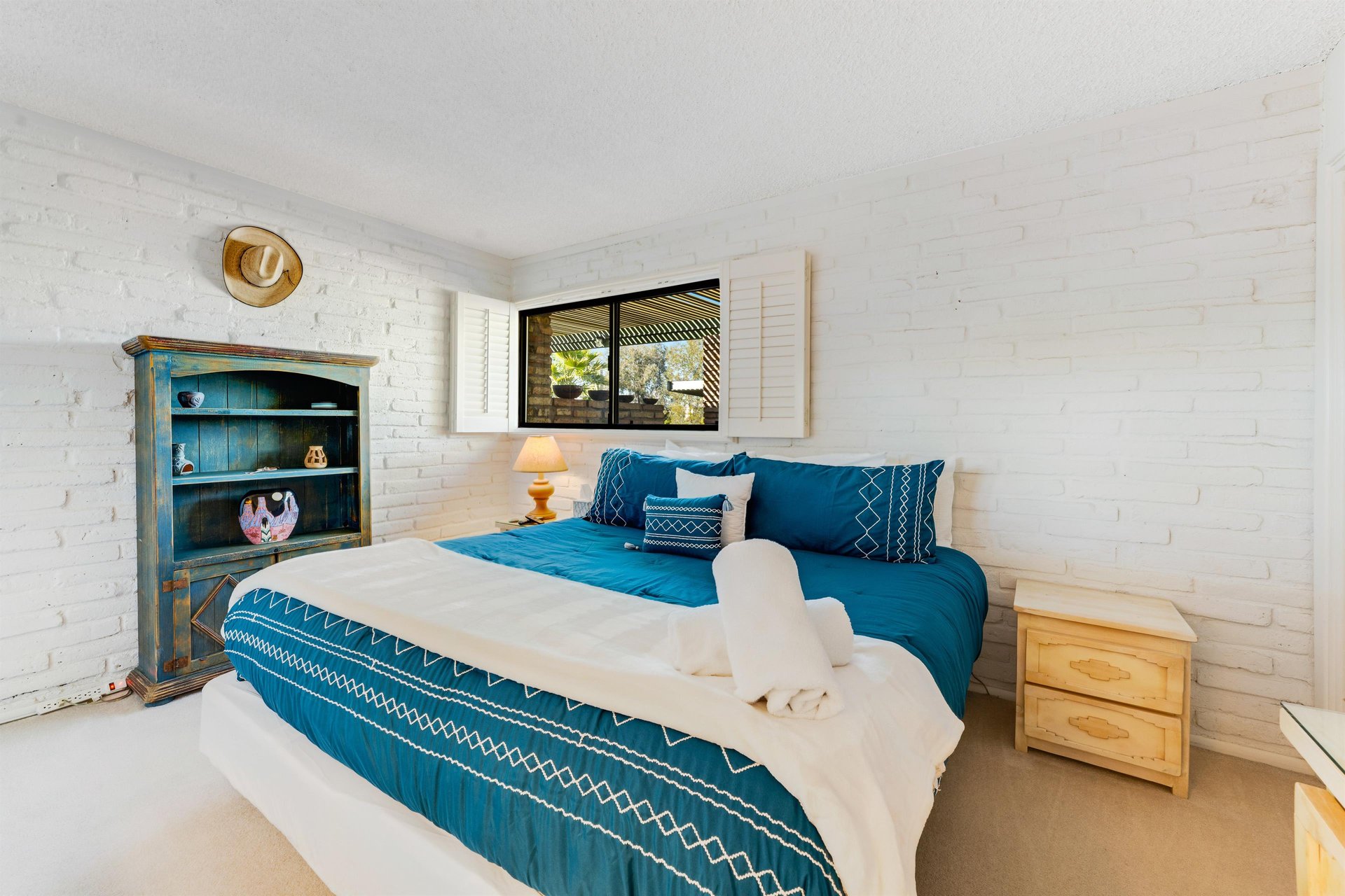 573617