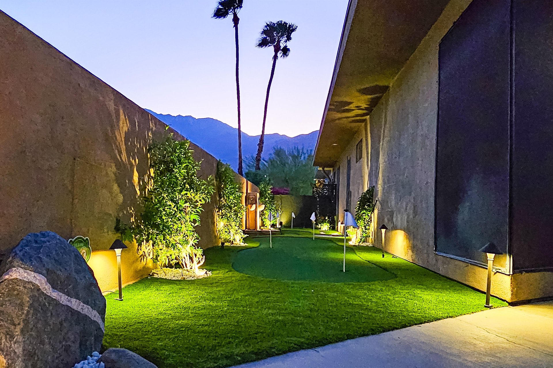 573796