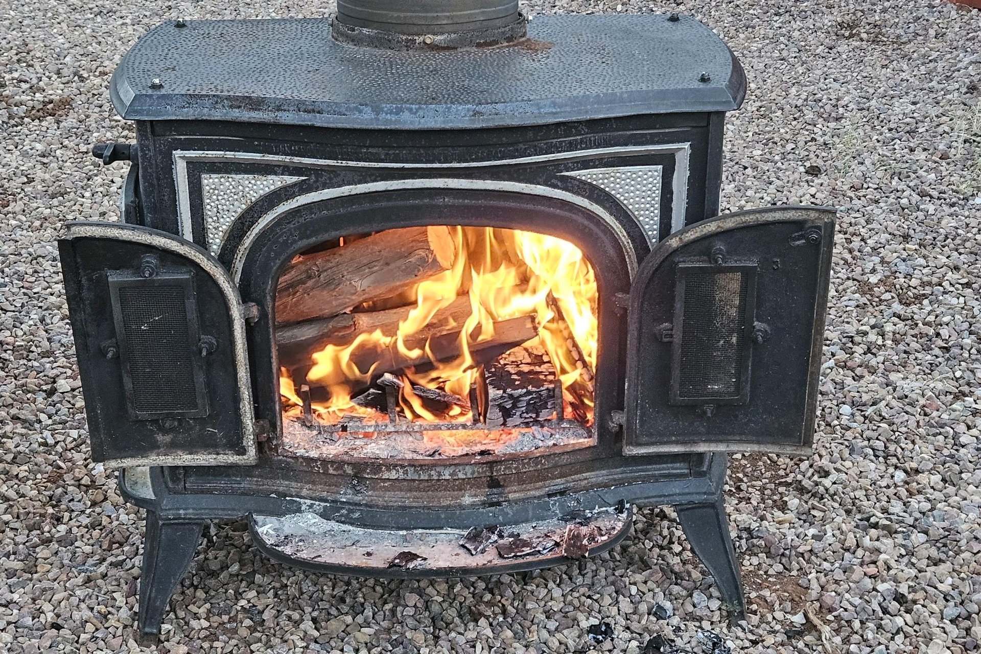 574376