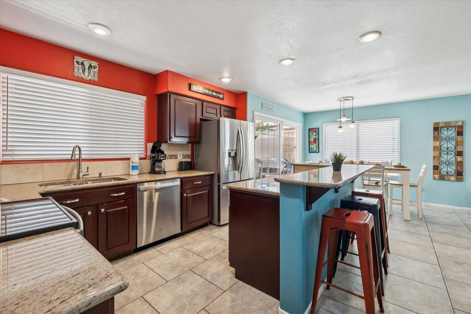 576766