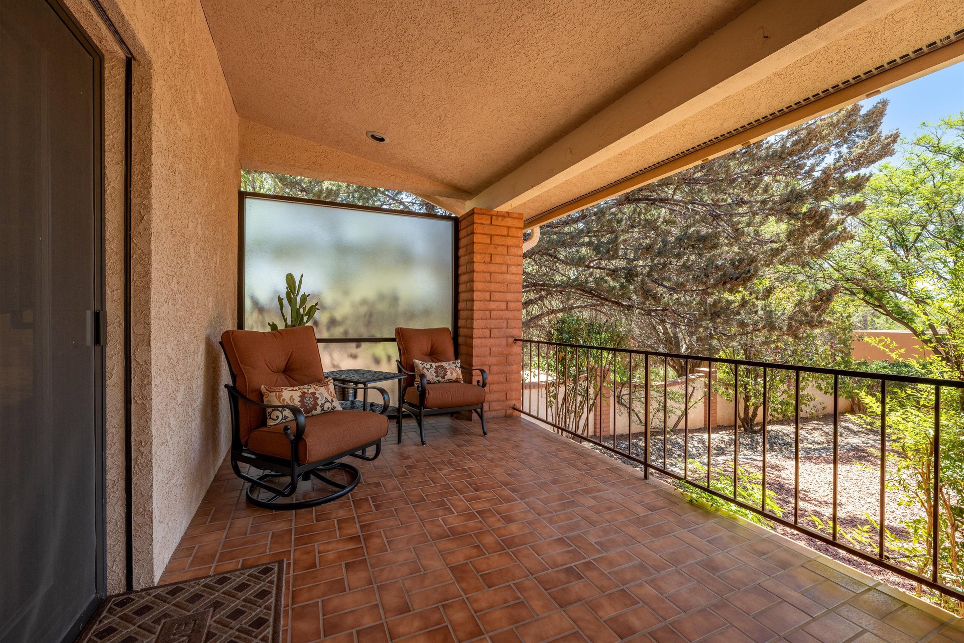 579977