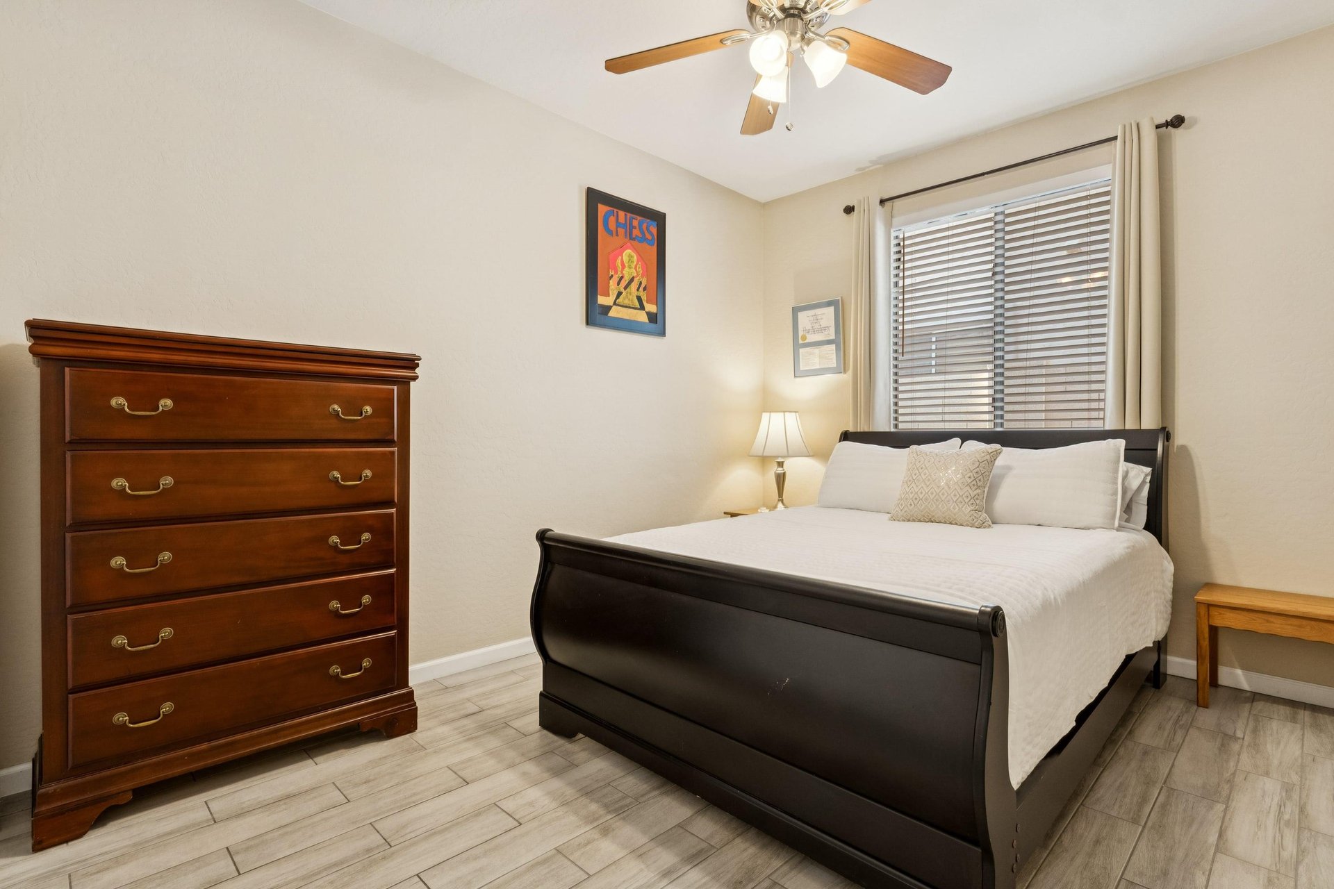Guest Bedroom 1 with Queen Size bed
