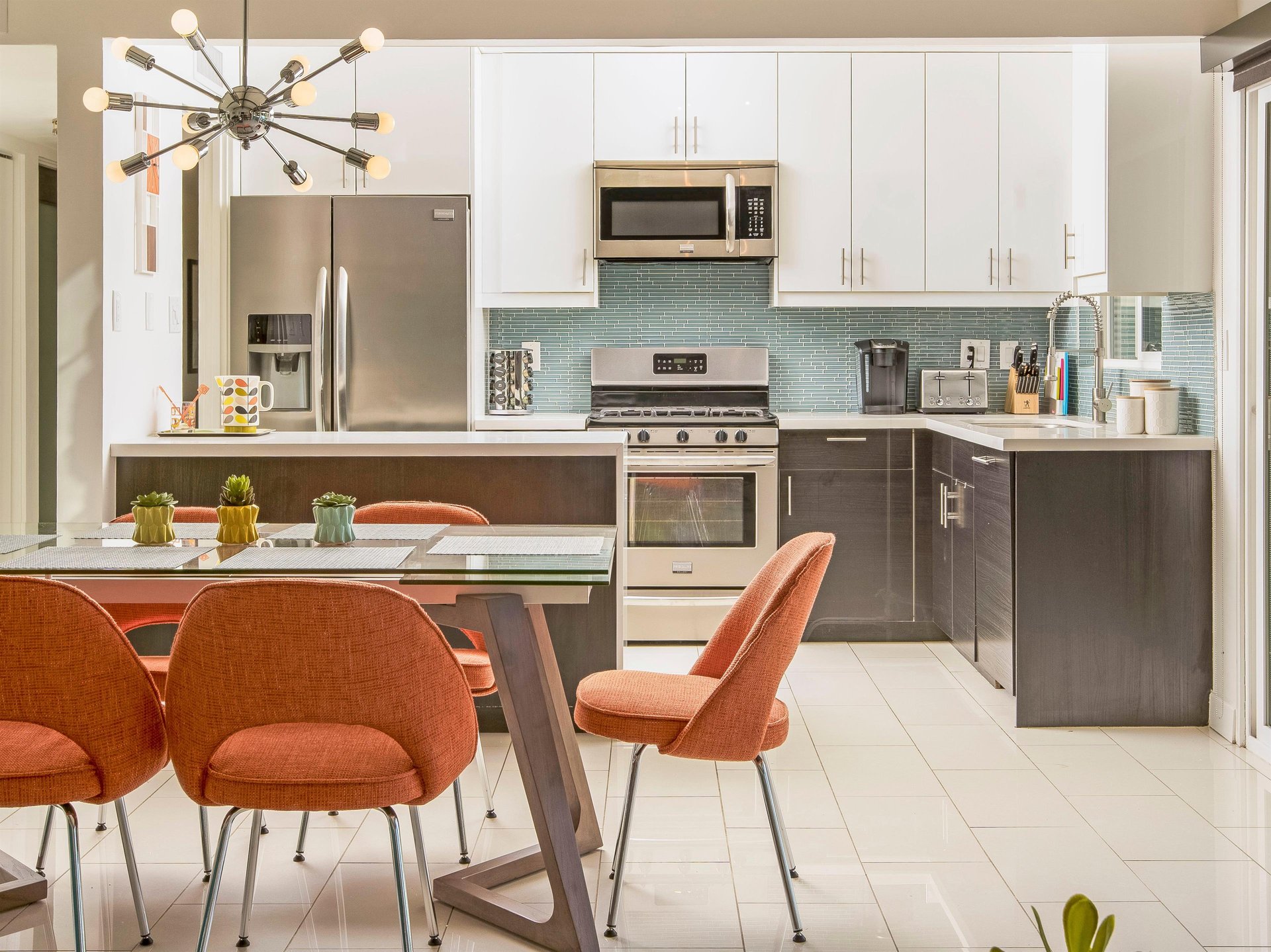 Indoor dining for 6