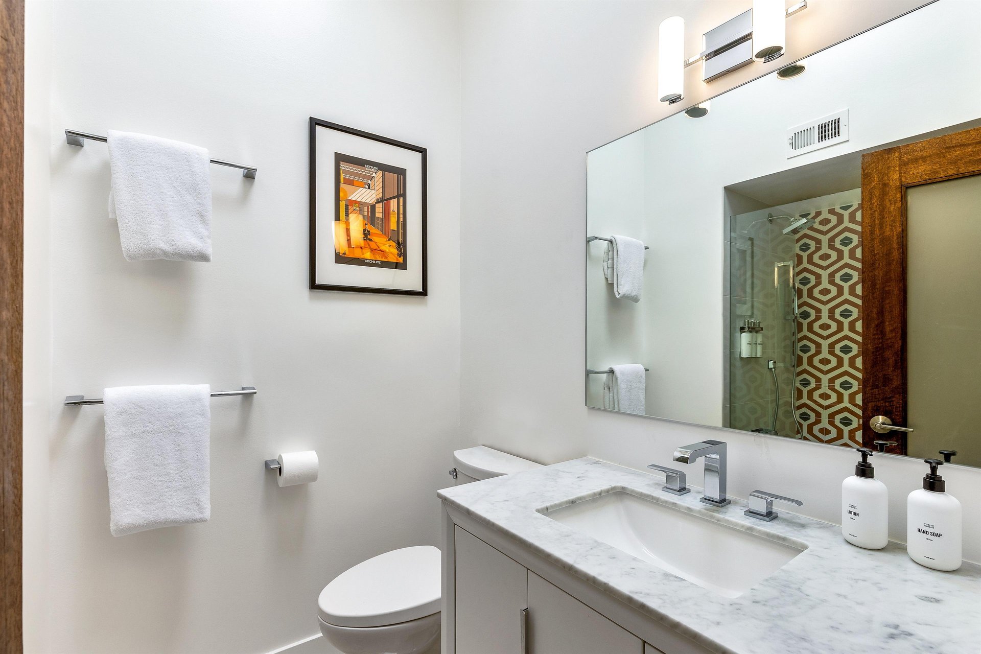 Sparkling guest bath