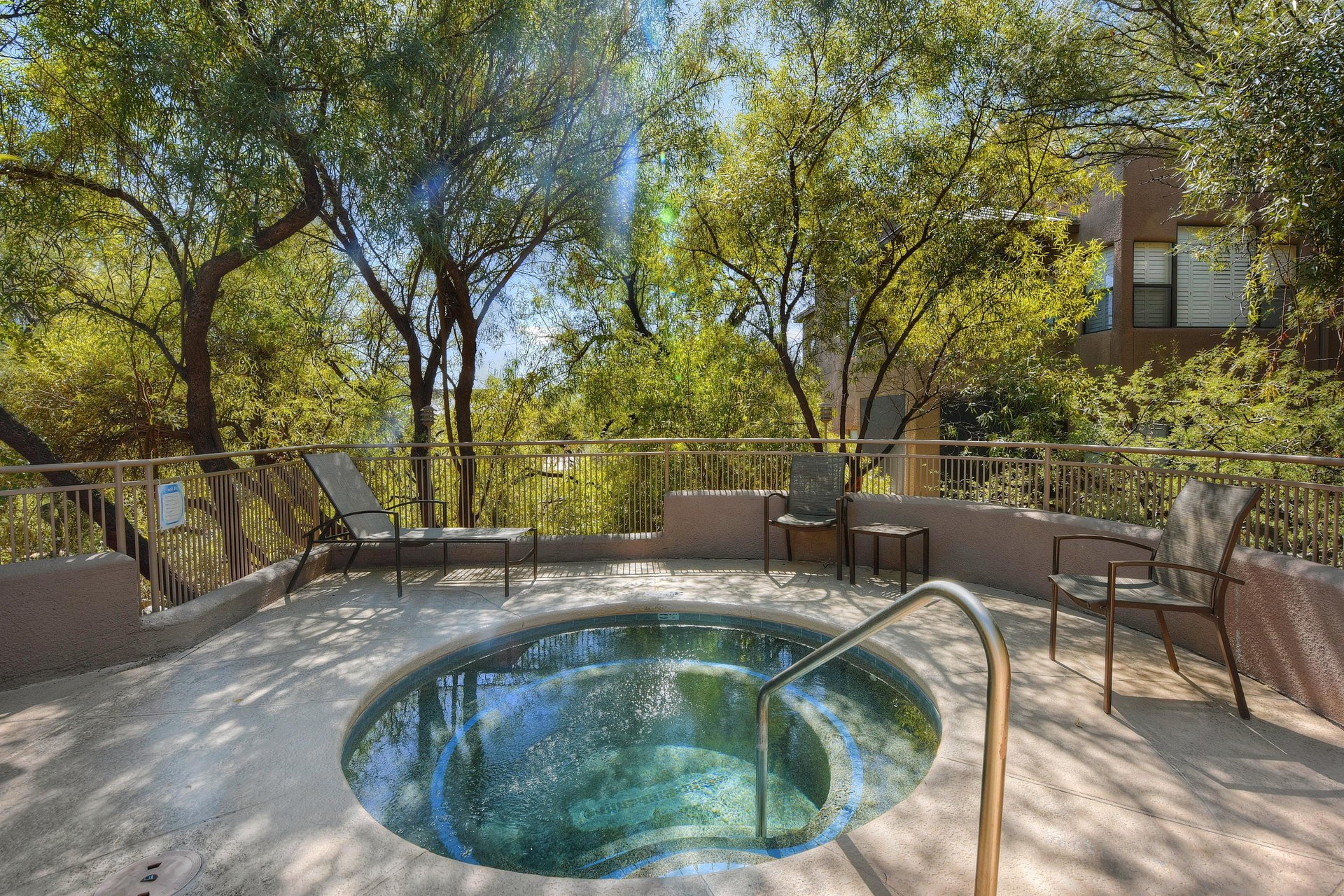 586303