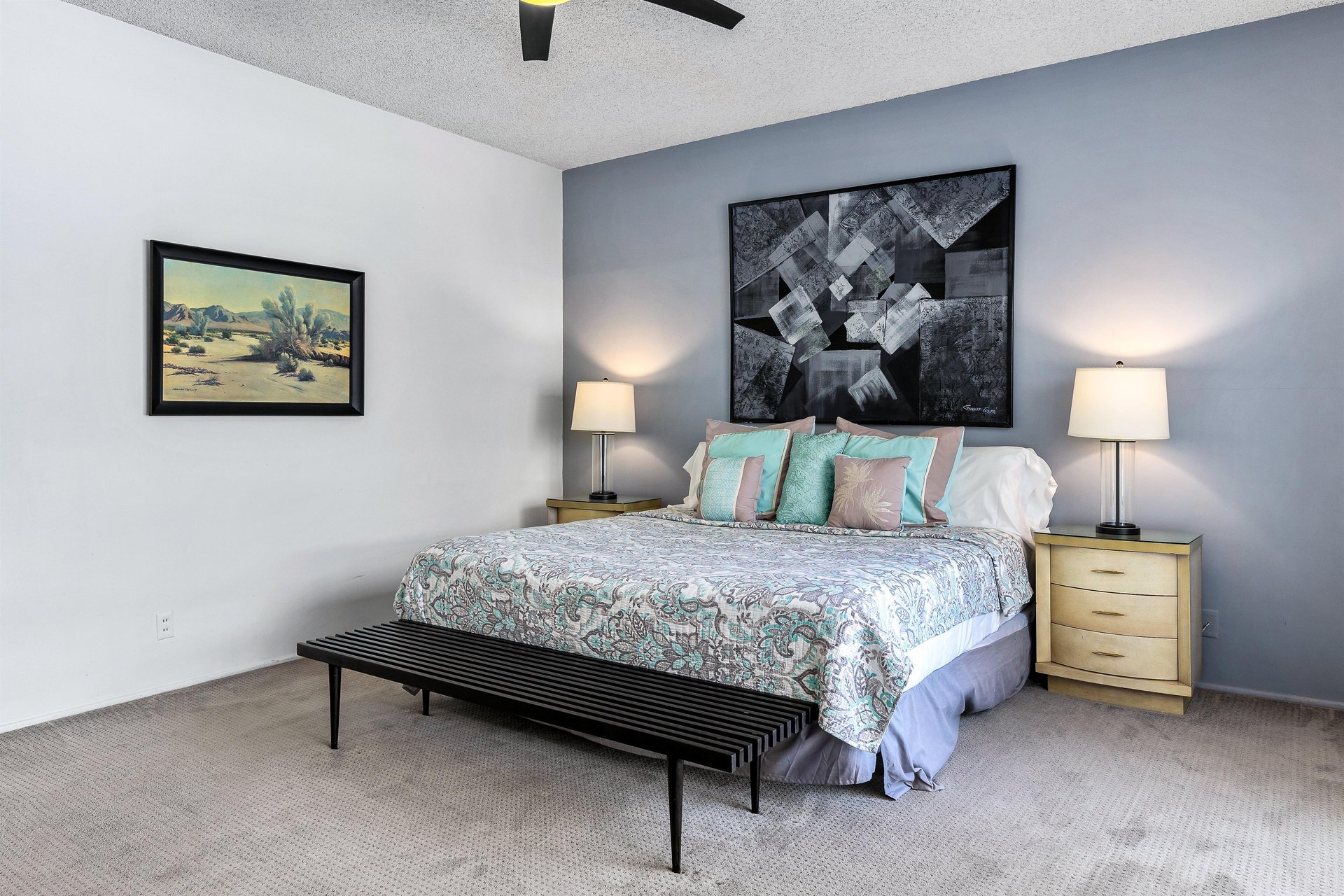 Relaxing guest room