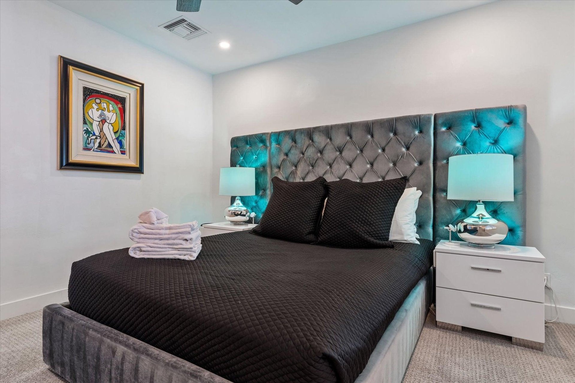 Queen size bed.