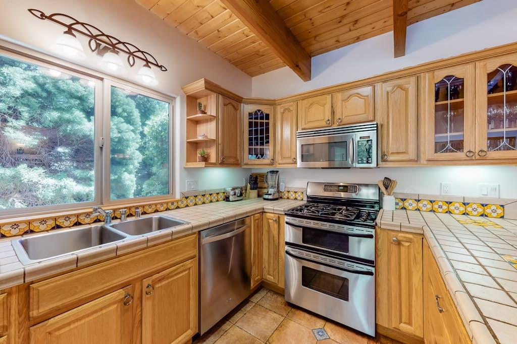 Full kitchen with double oven