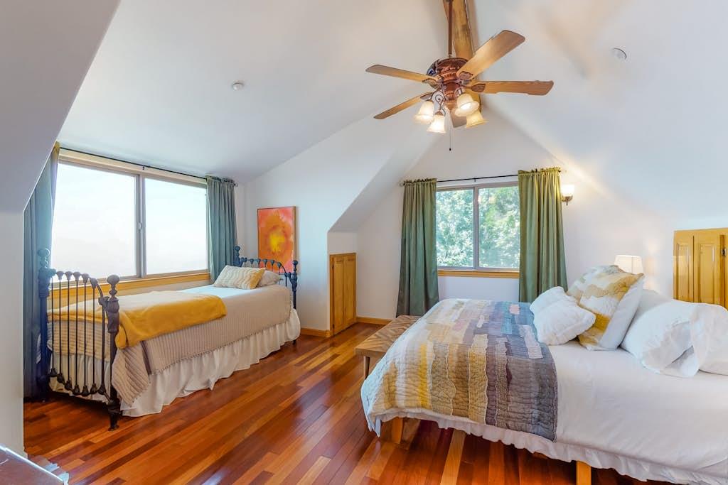 Located upstairs with 1 King bed and 1 Twin bed, amazing views and a ceiling fan.