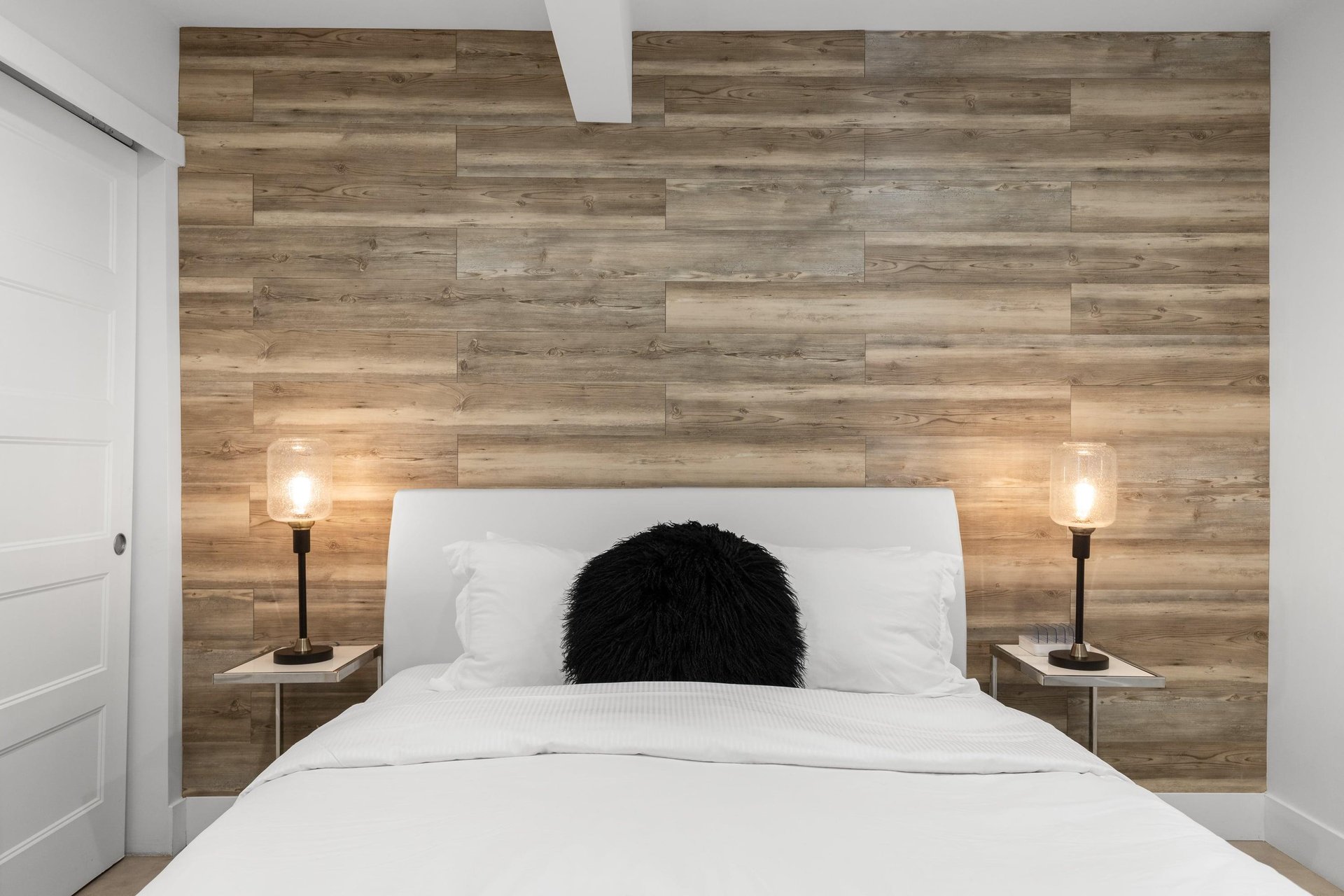 Queen size bed.