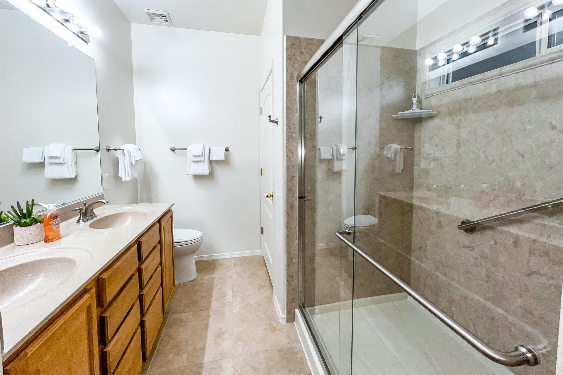 593156