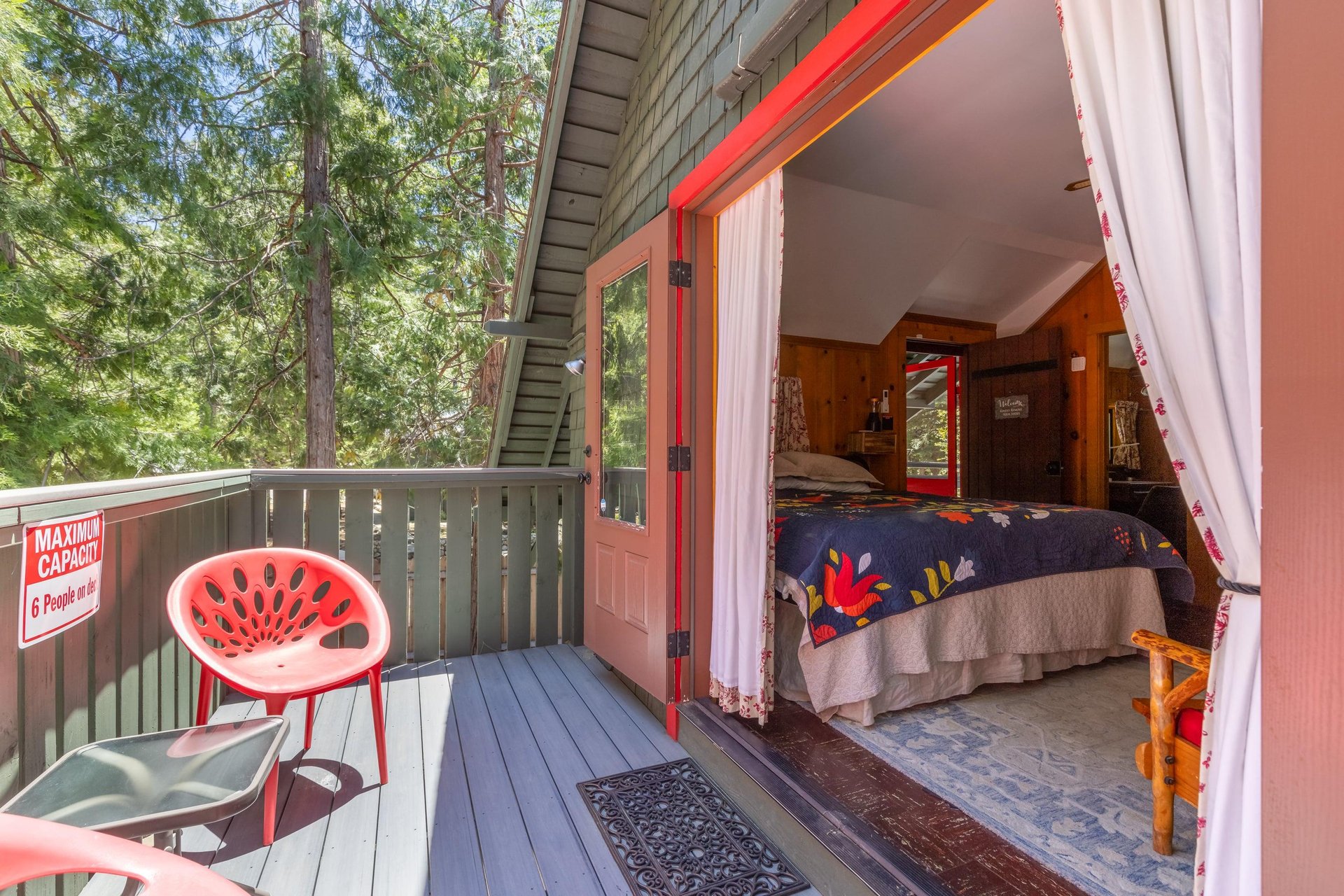 Equipped with a king size bed, deck, full kitchen, fireplace, desk, TV, and ensuite bathroom.