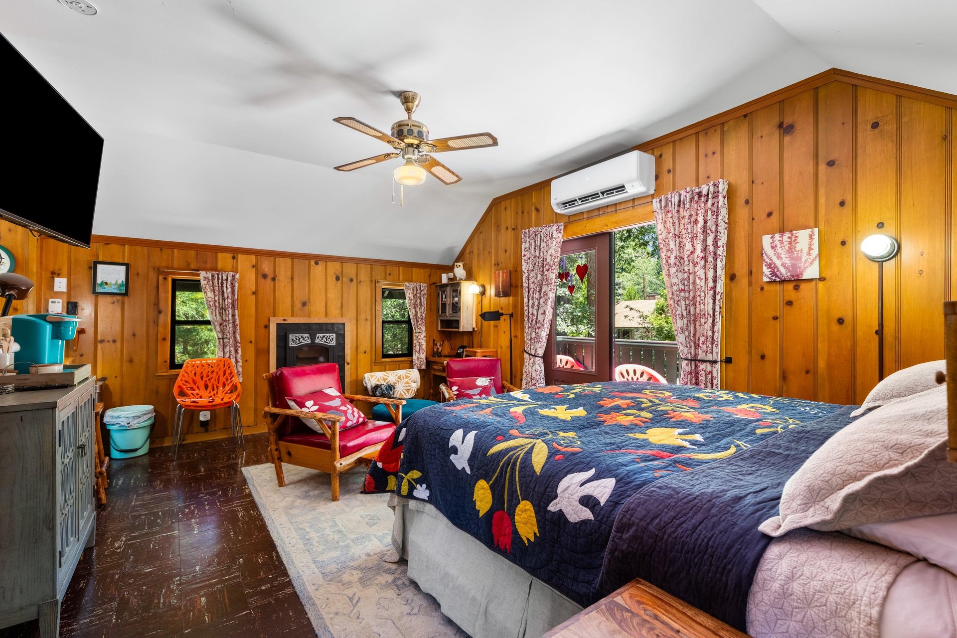 Equipped with a king size bed, deck, full kitchen, fireplace, desk, TV, and ensuite bathroom.