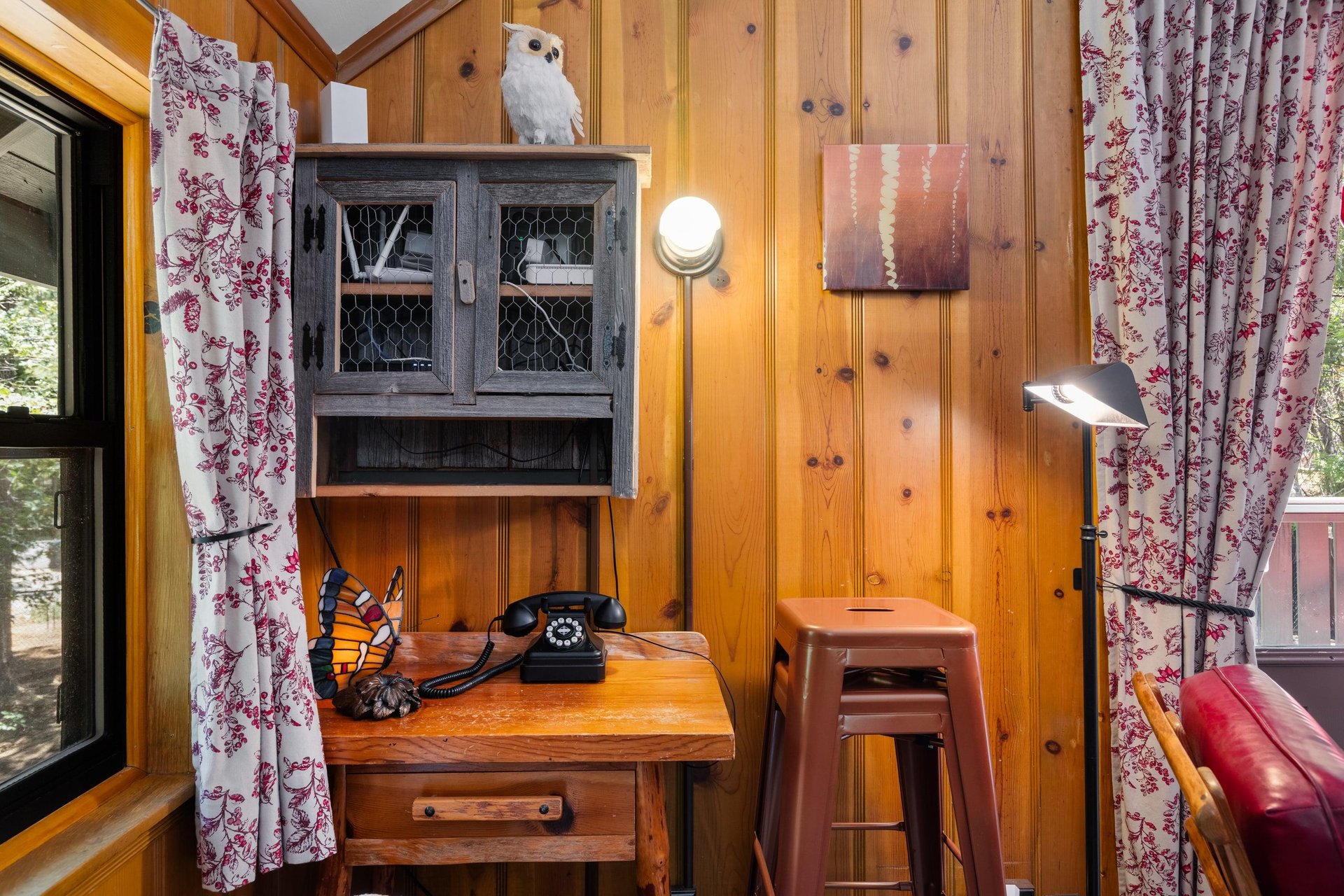 Equipped with a king size bed, deck, full kitchen, fireplace, desk, TV, and ensuite bathroom.
