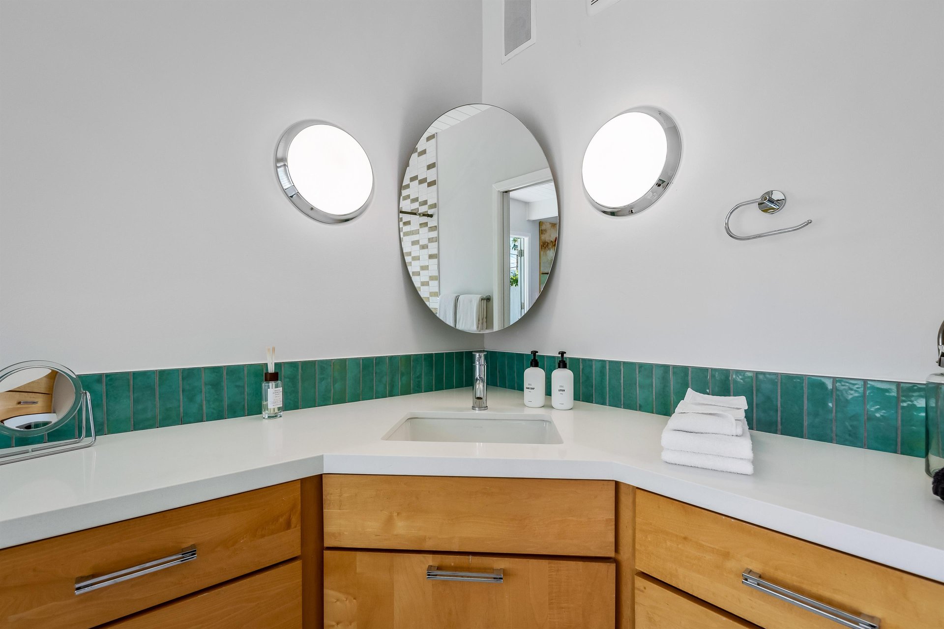 Bathroom sink vanity