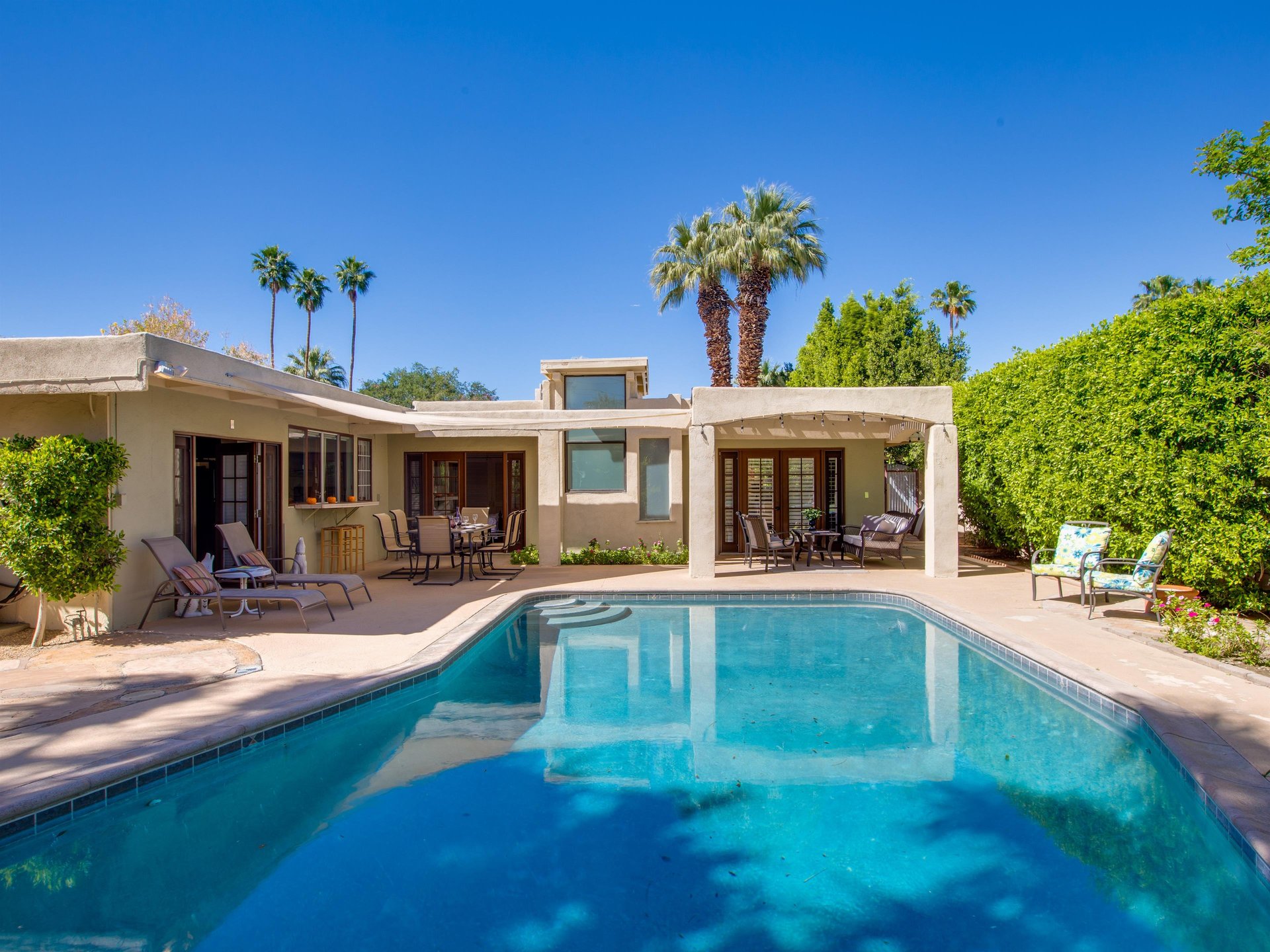 Fabulous resortstyle pool yard