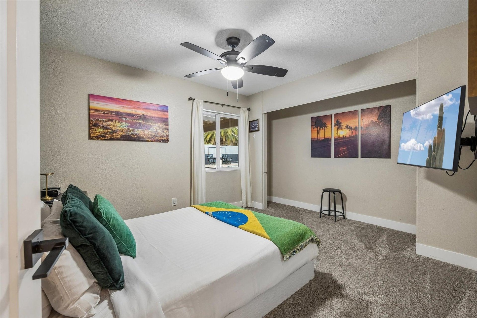 Queen size bed and flatscreen TV.
